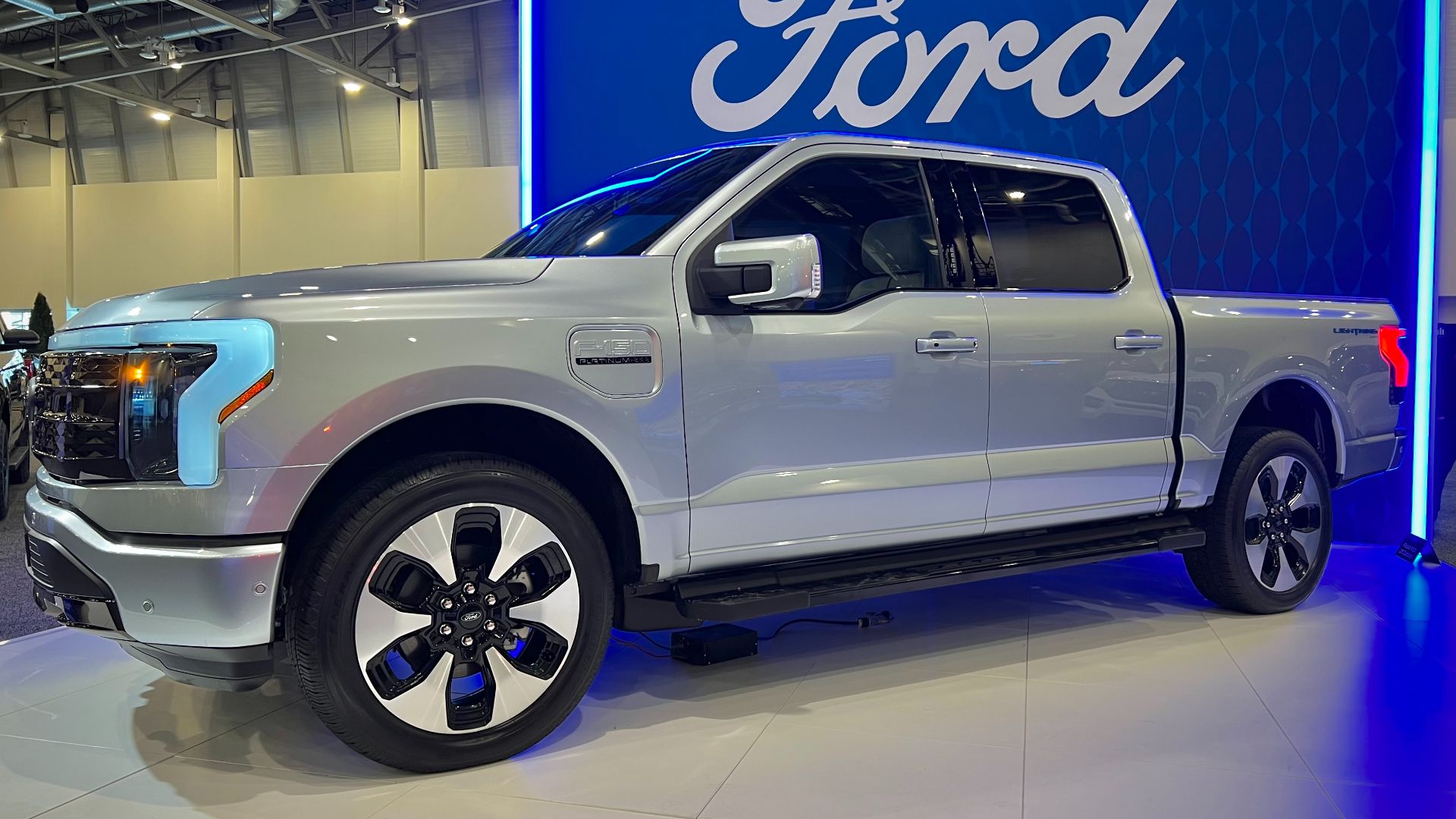 12. Le Ford F-150 tombé d'un parking