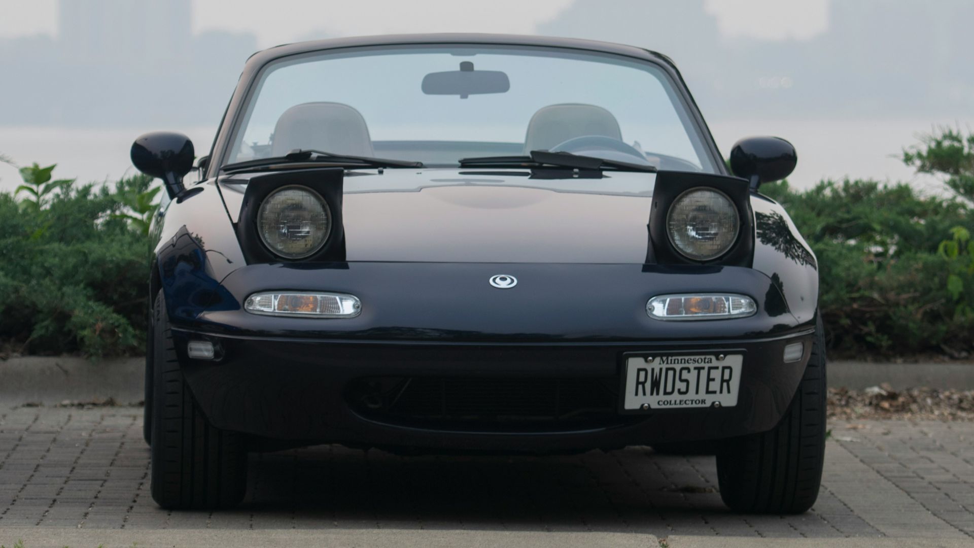 14. La Mazda Miata écrasée par un semi-remorque