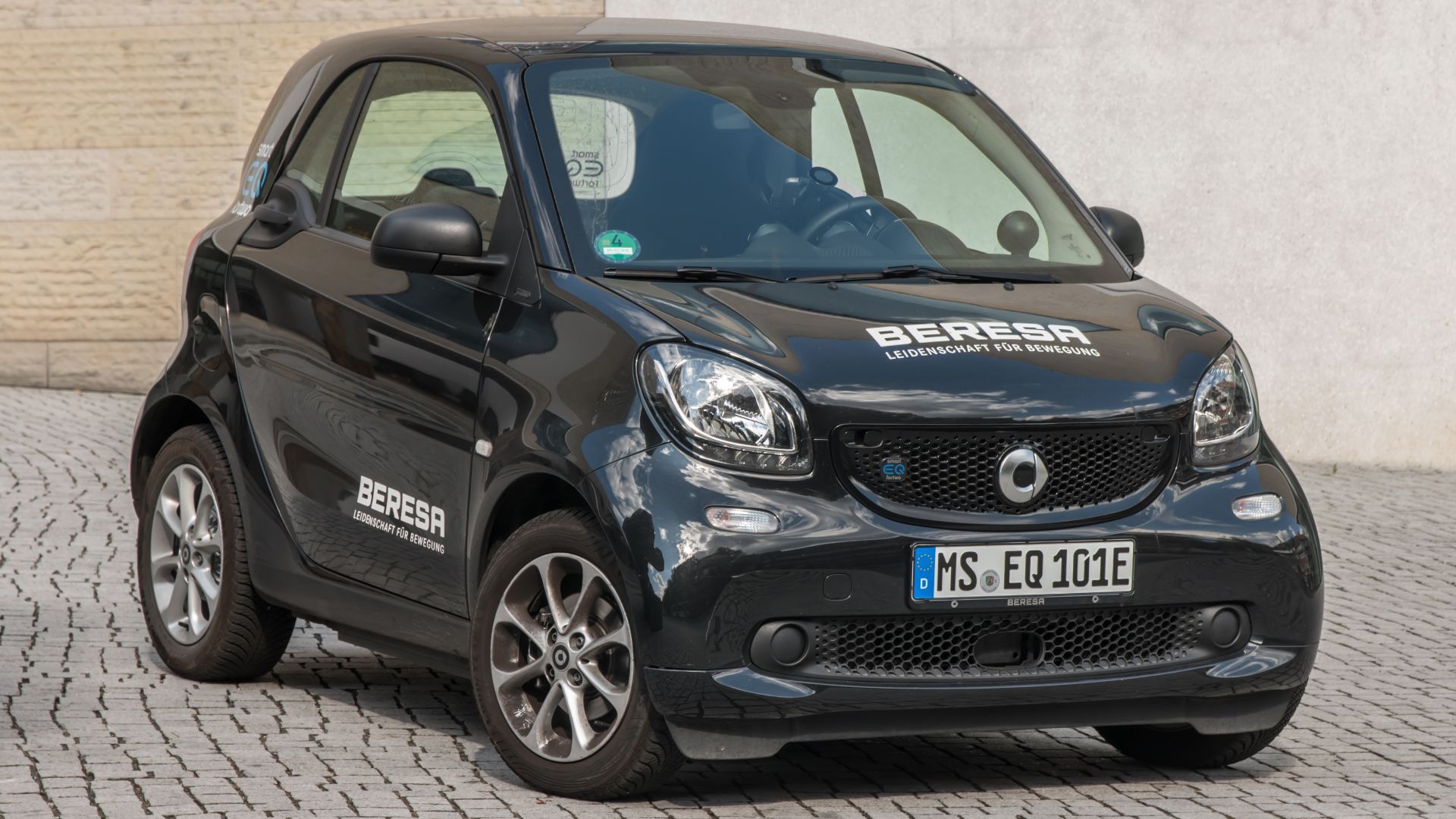 19. La Smart ForTwo qui a été percutée à l'arrière par un SUV