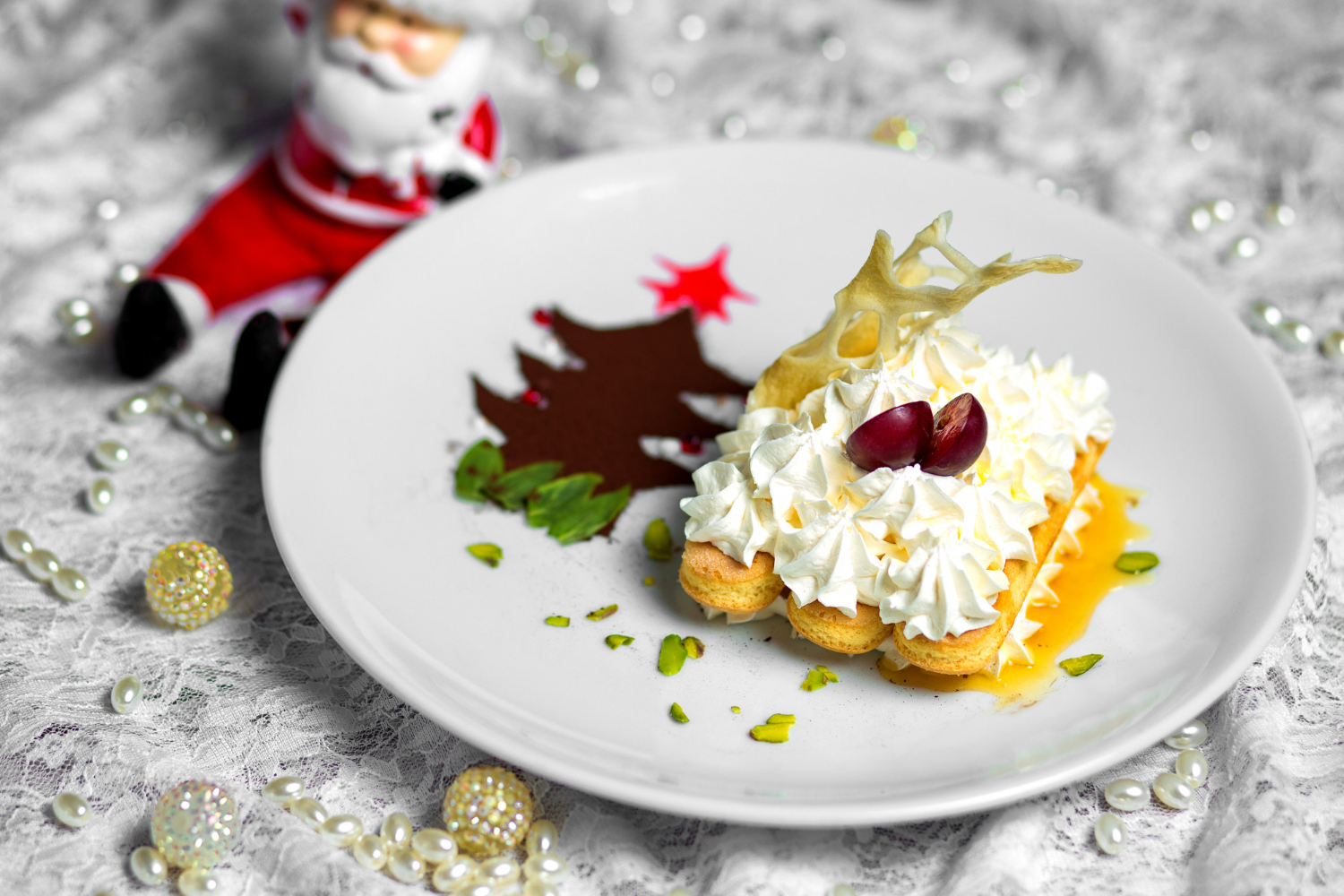 7. Present dishes with a Christmas theme