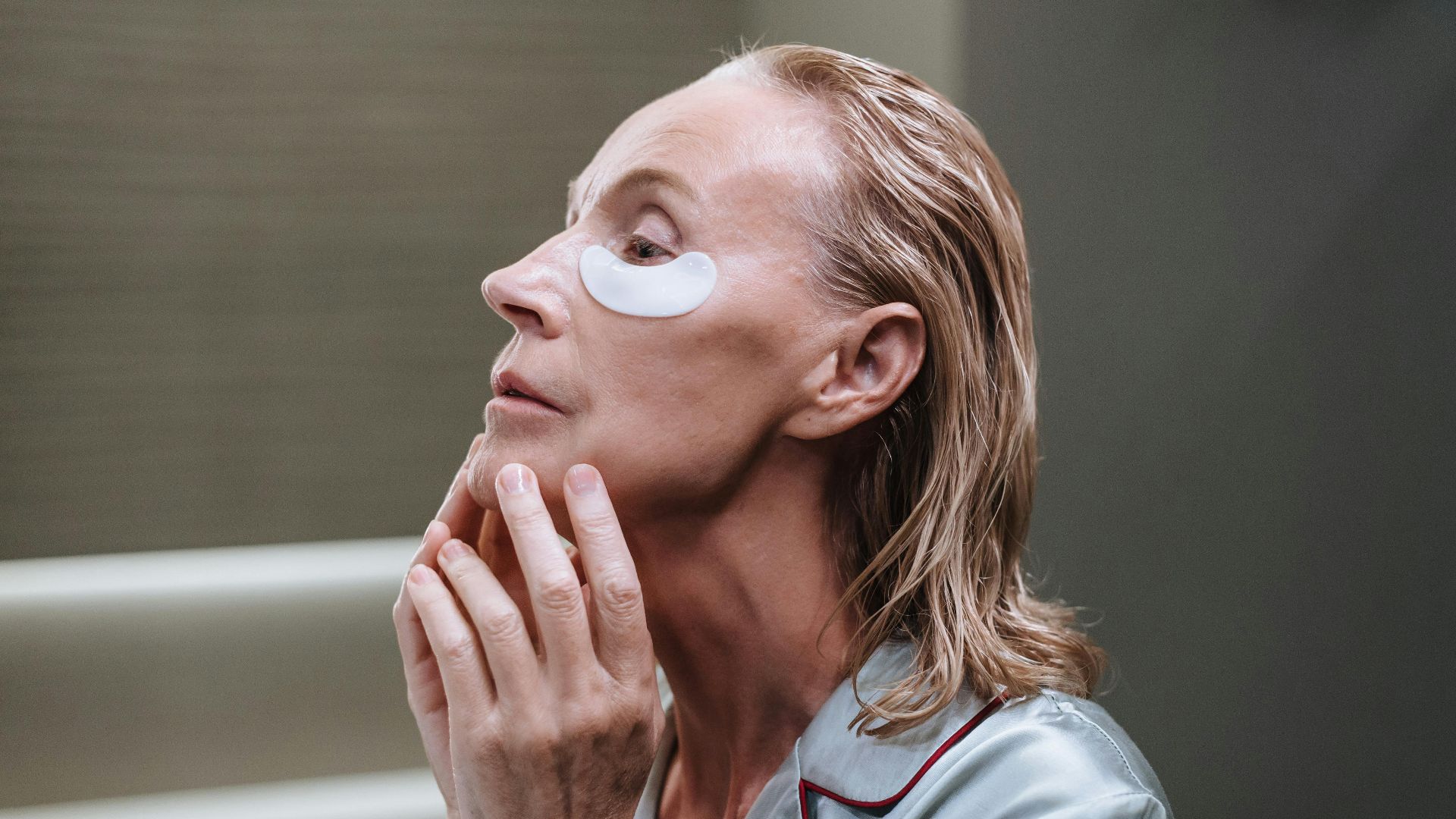 10. Utiliser des routines de soins de la peau agressives comme une exfoliation excessive
