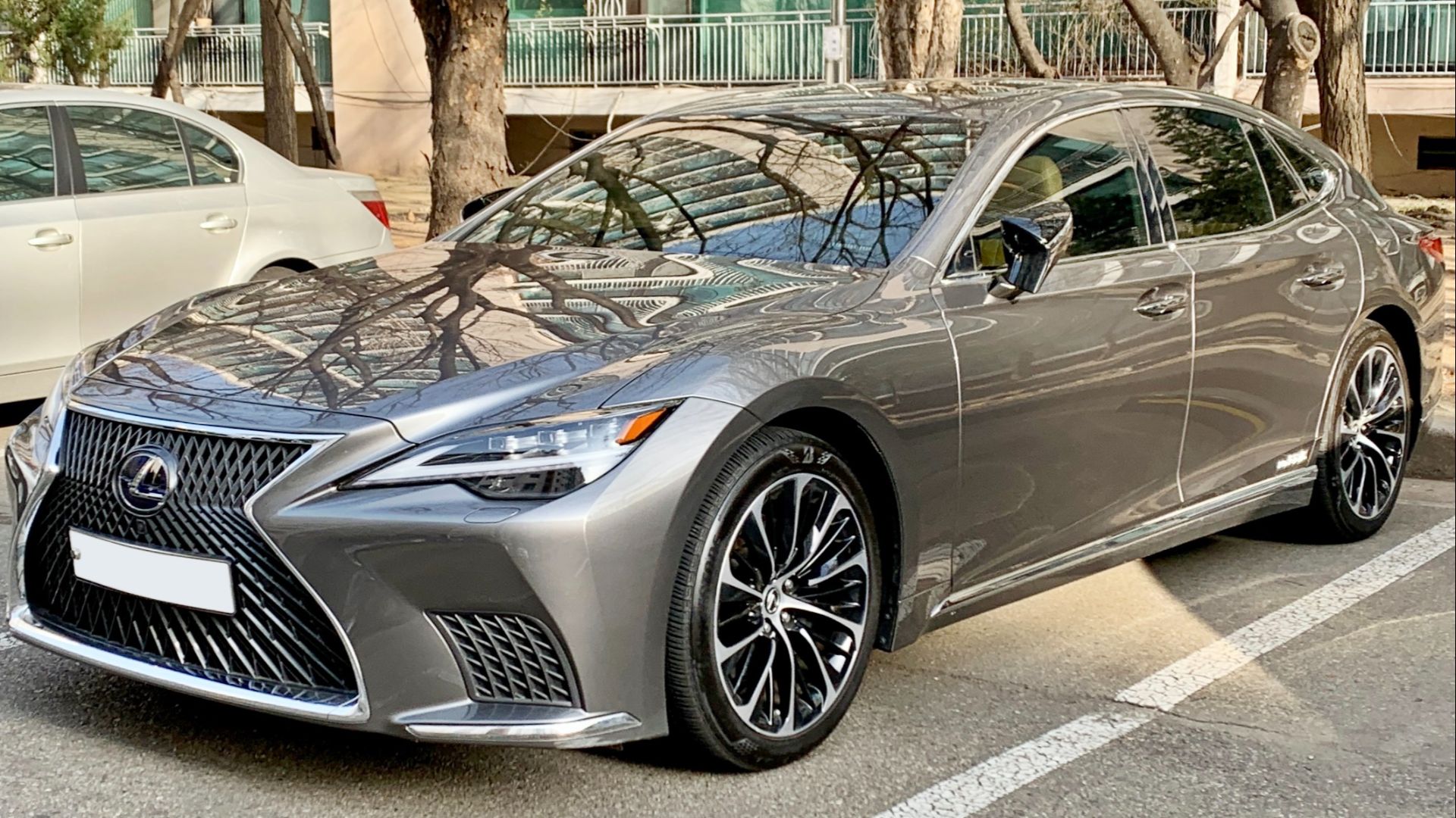2. Lexus LS