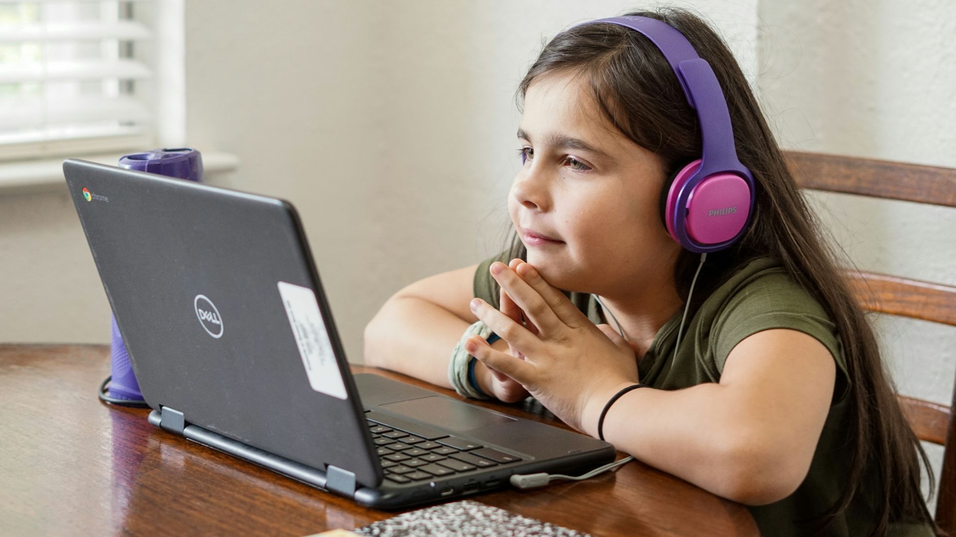 2. Se précipiter à la maison après l'école pour se connecter