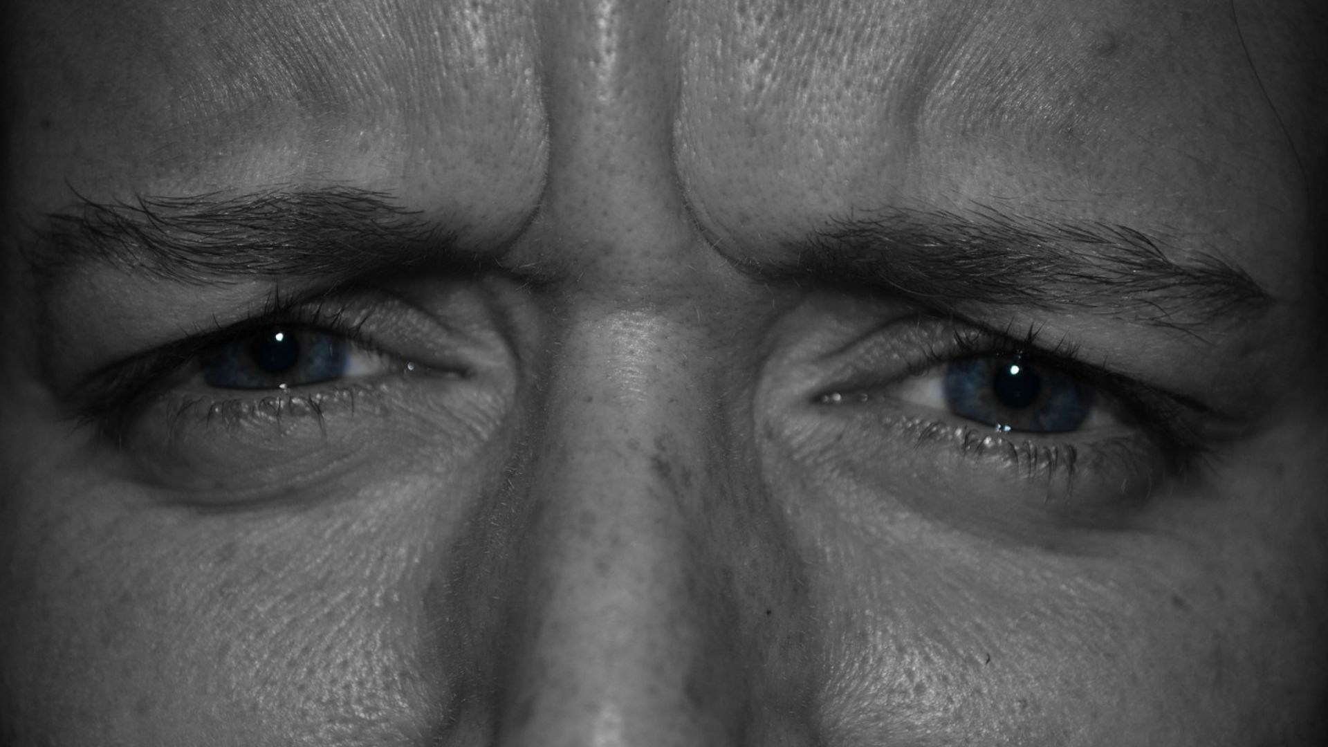 6. Plisser constamment les yeux