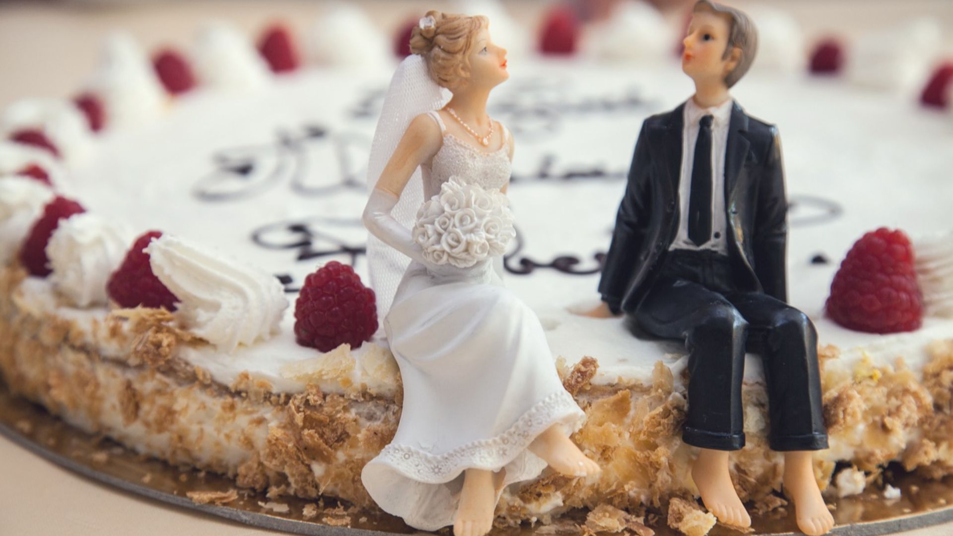 3. Les figurines de gâteau de mariage