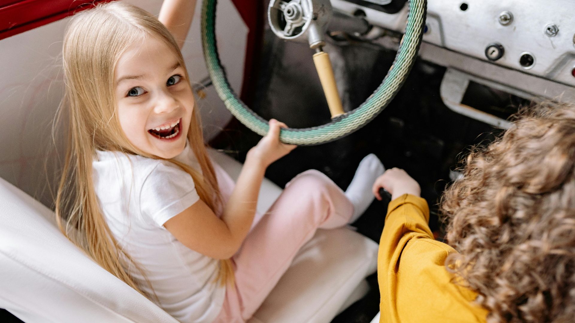 3. Explorez les musées automobiles avec des expositions interactives