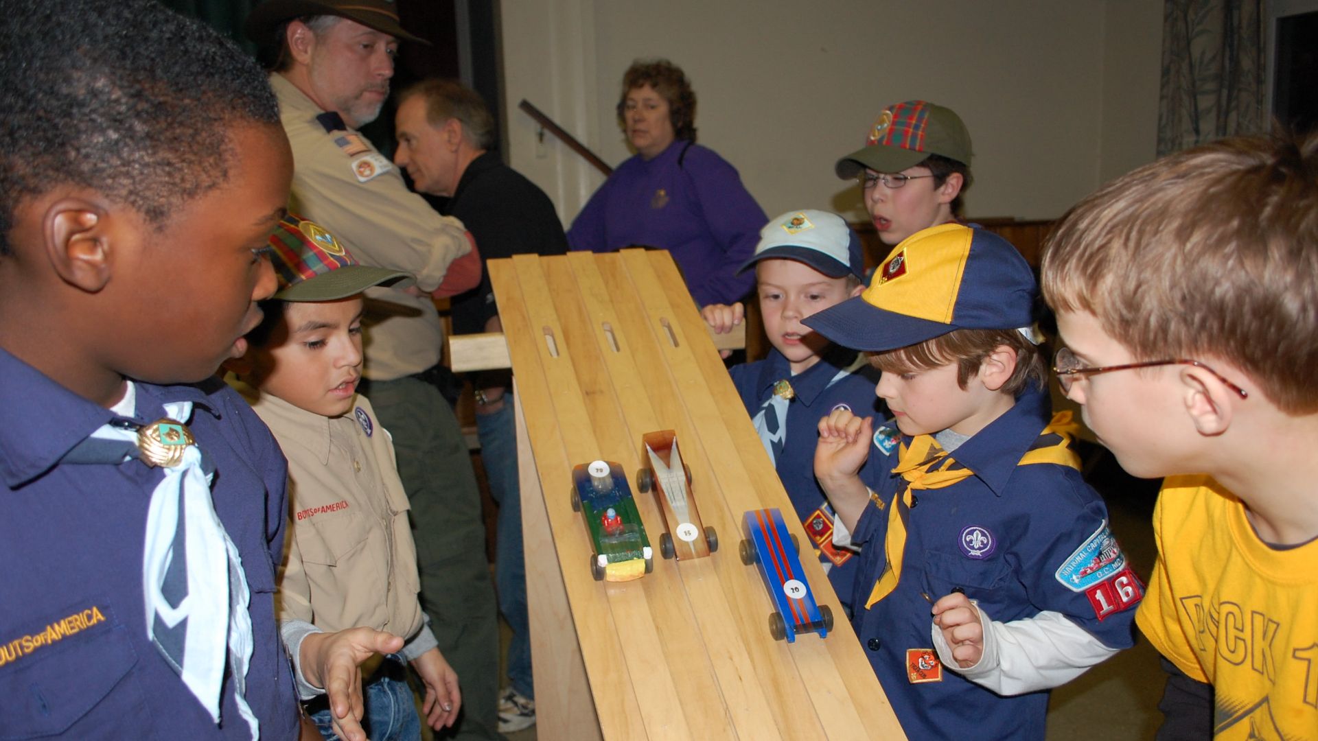 10. Construisez et faites courir des voitures Pinewood Derby localement