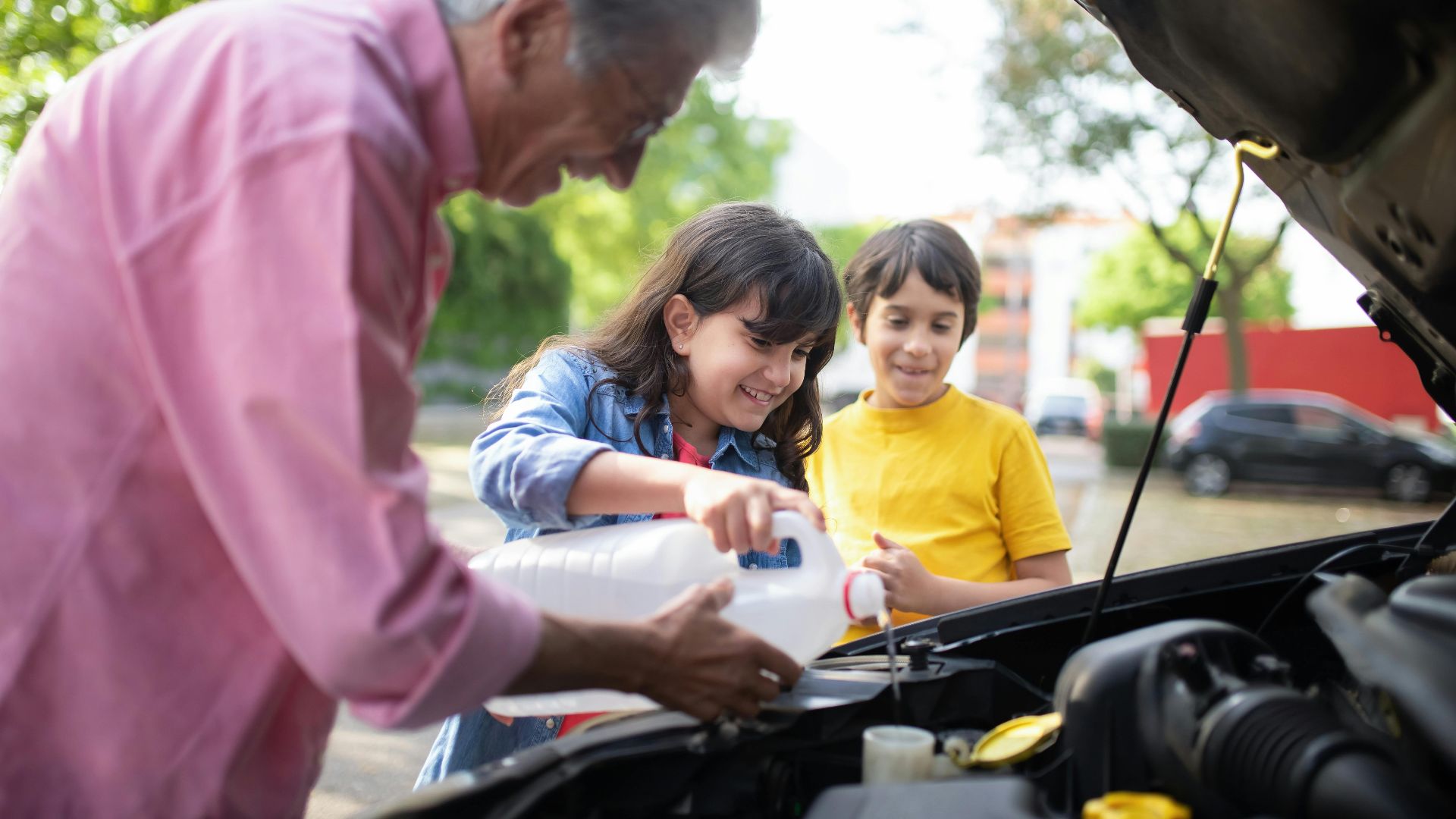 11. Impliquez les enfants dans des tâches simples d'entretien automobile