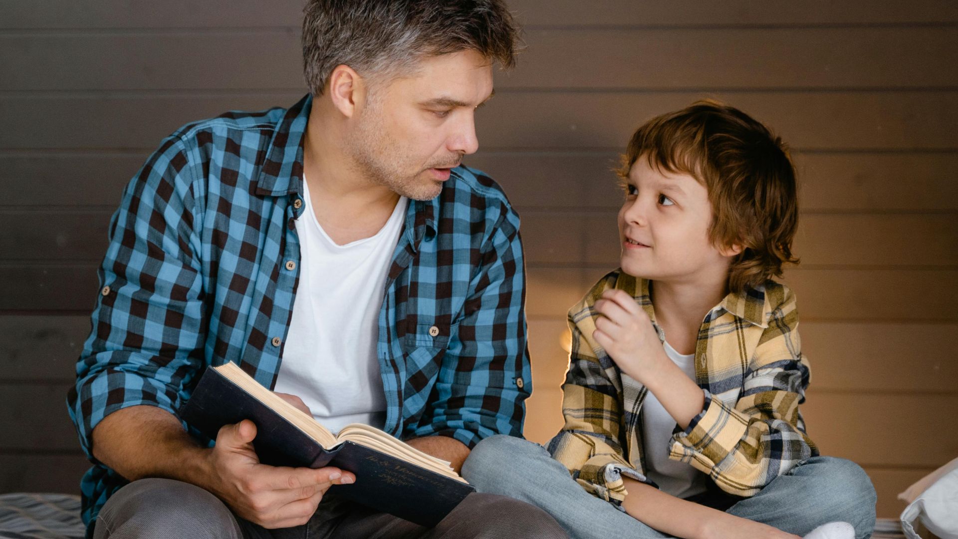 13. Lisez des livres pour enfants sur les voitures et les camions
