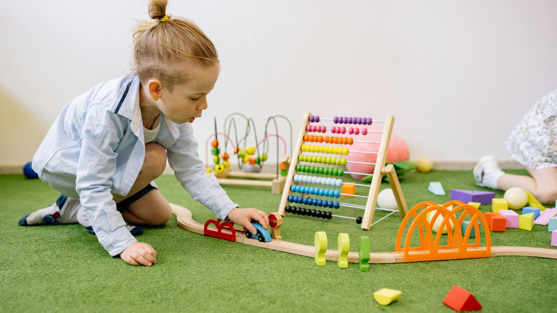 17. Créez des rampes et des pistes DIY pour les petites voitures