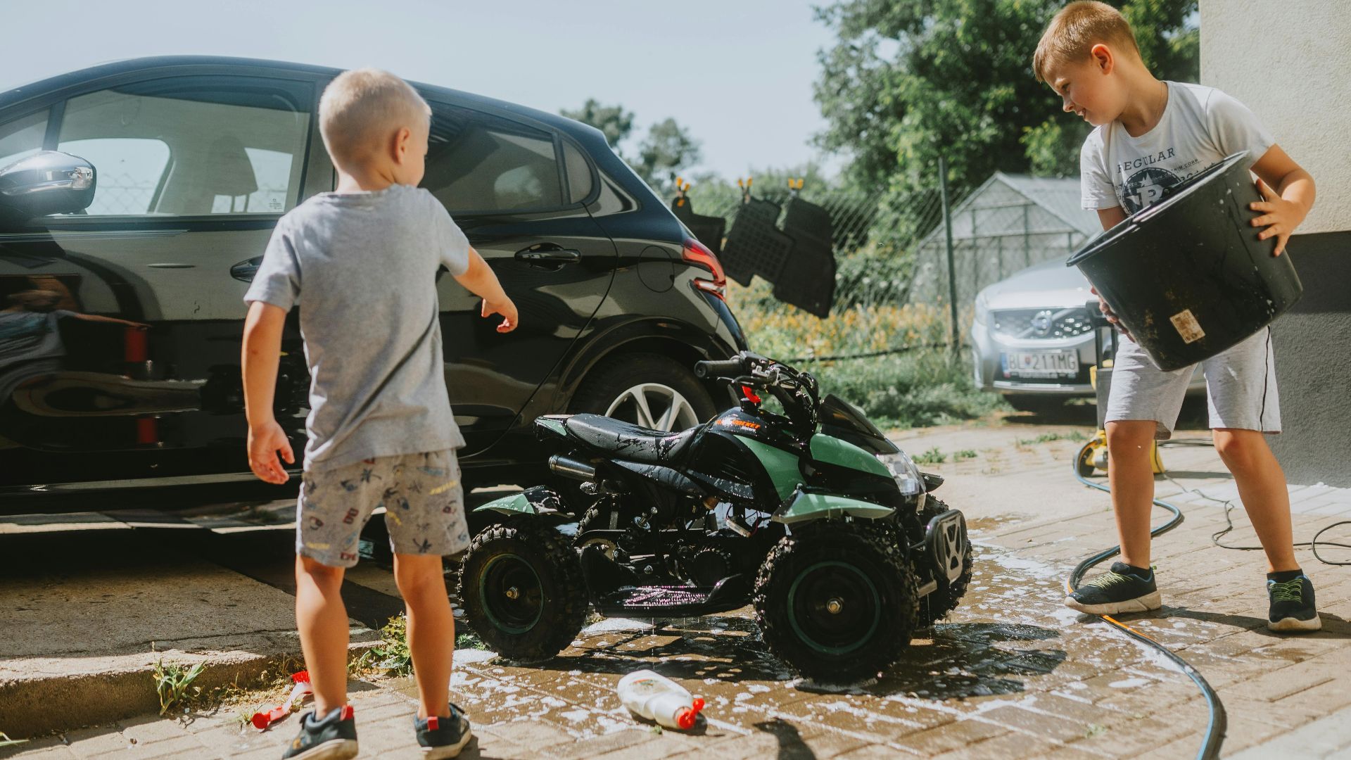 18. Organisez des activités de lavage de voitures jouets maison