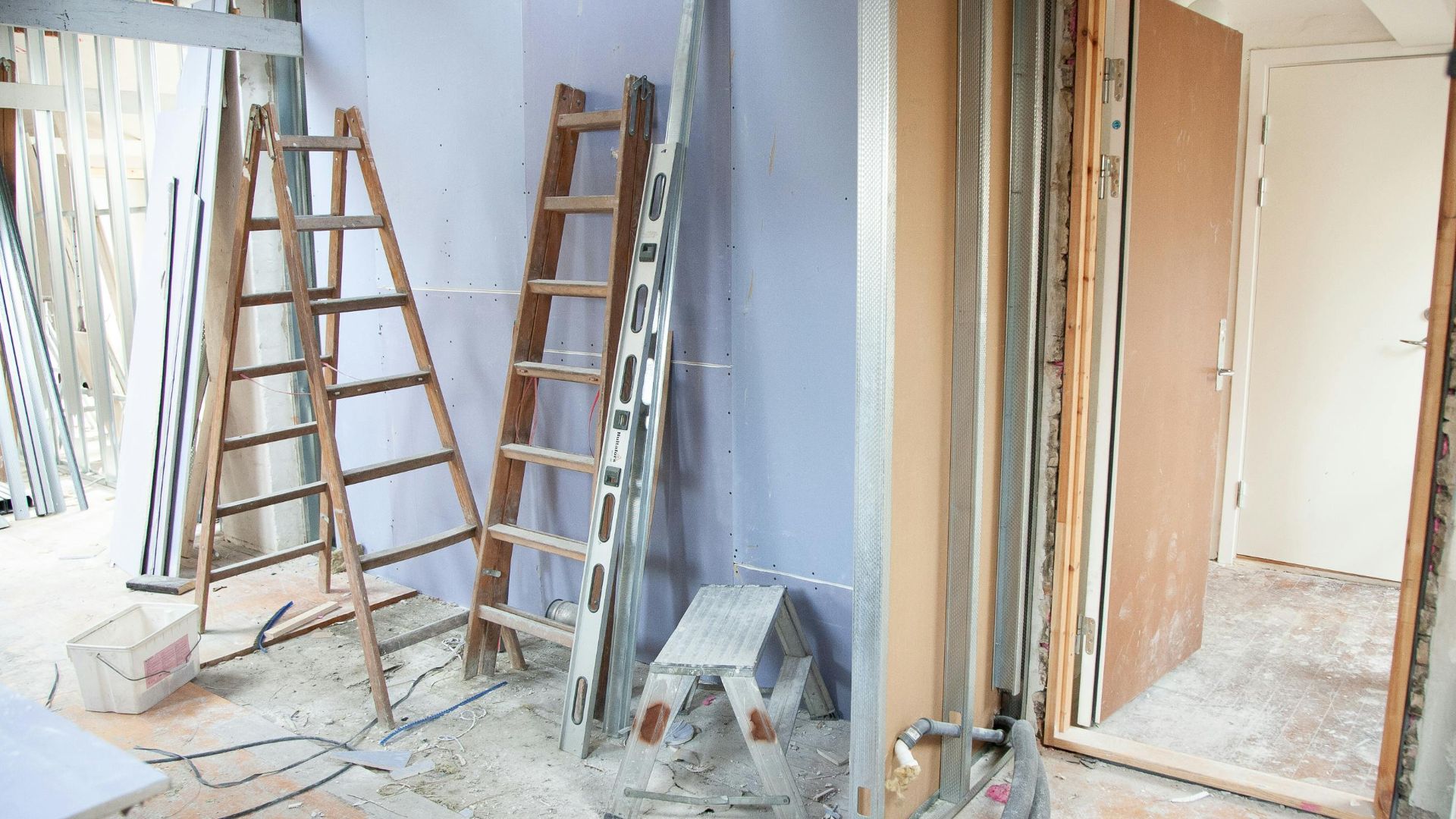 1. Échelles de chantier (fixées avec des sangles)