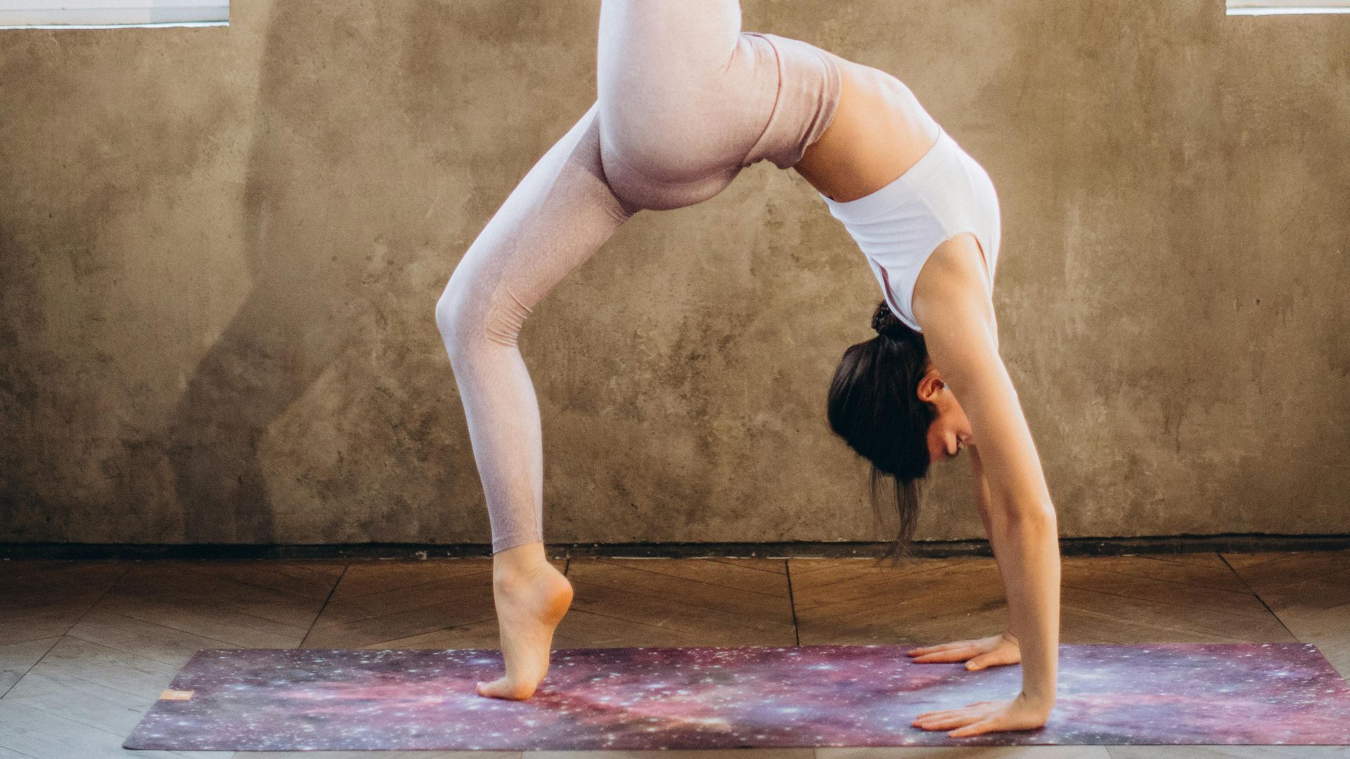 13. Posture du bâton inversé à deux jambes