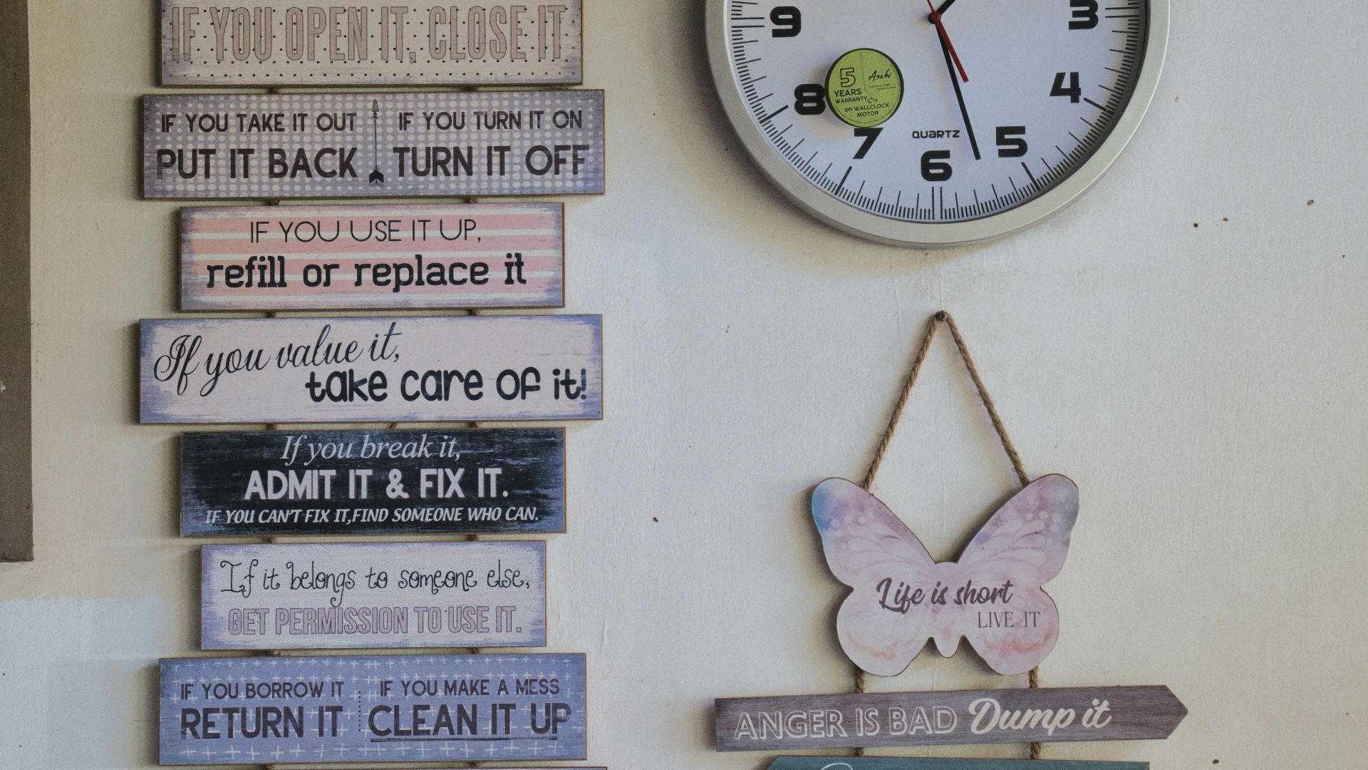 9. Décorations murales produites en série avec citations