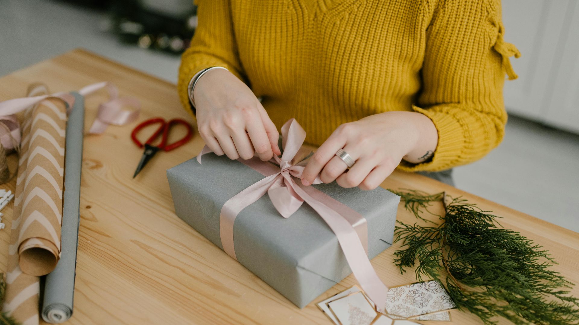 16. Aidez à emballer des cadeaux pour des programmes de distribution caritatifs