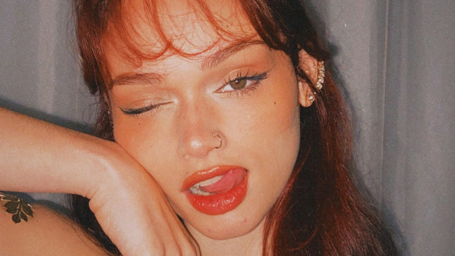20 façons dont les femmes flirtent que les hommes ne remarquent jamais