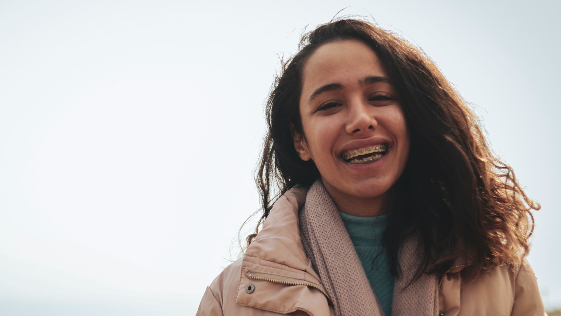 4. Elle rit à des blagues qui ne sont pas si drôles que ça