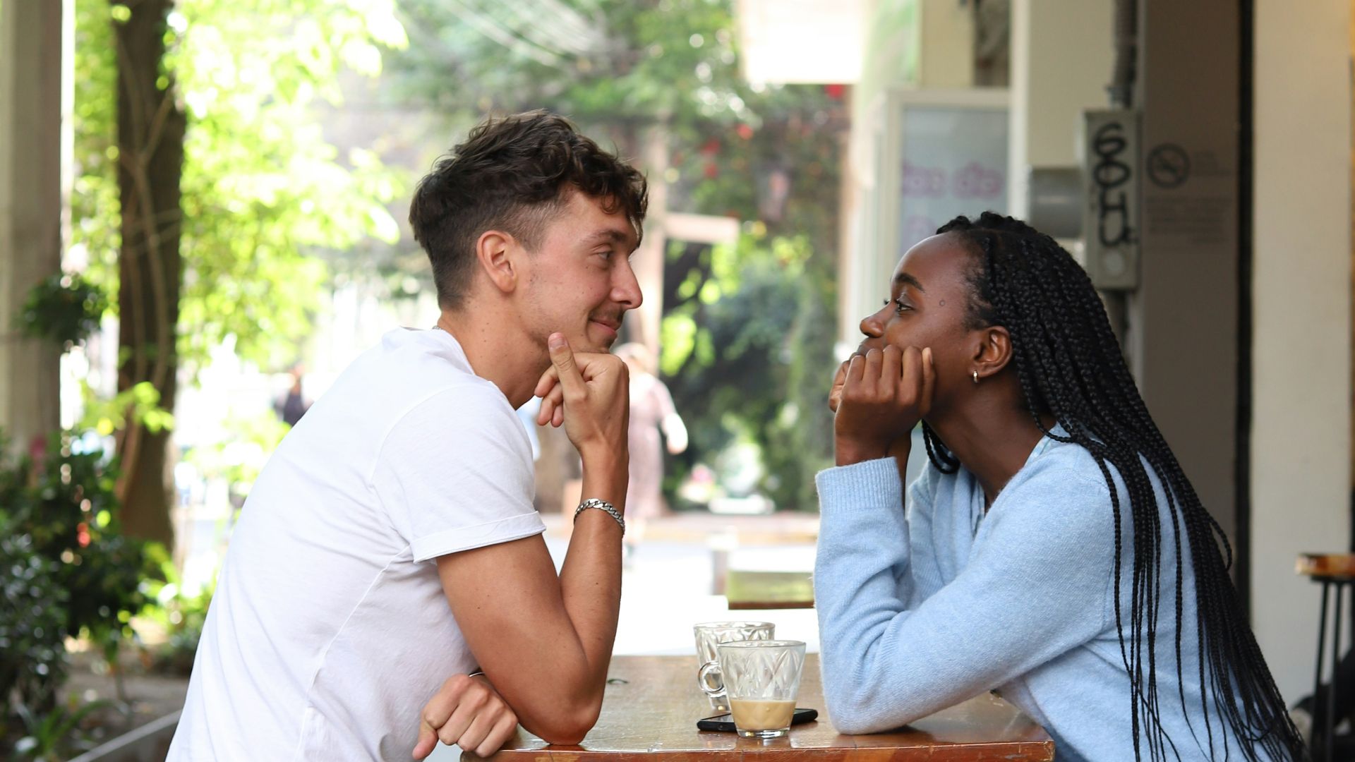 8. Elle pose des questions qui vont au-delà des banalités