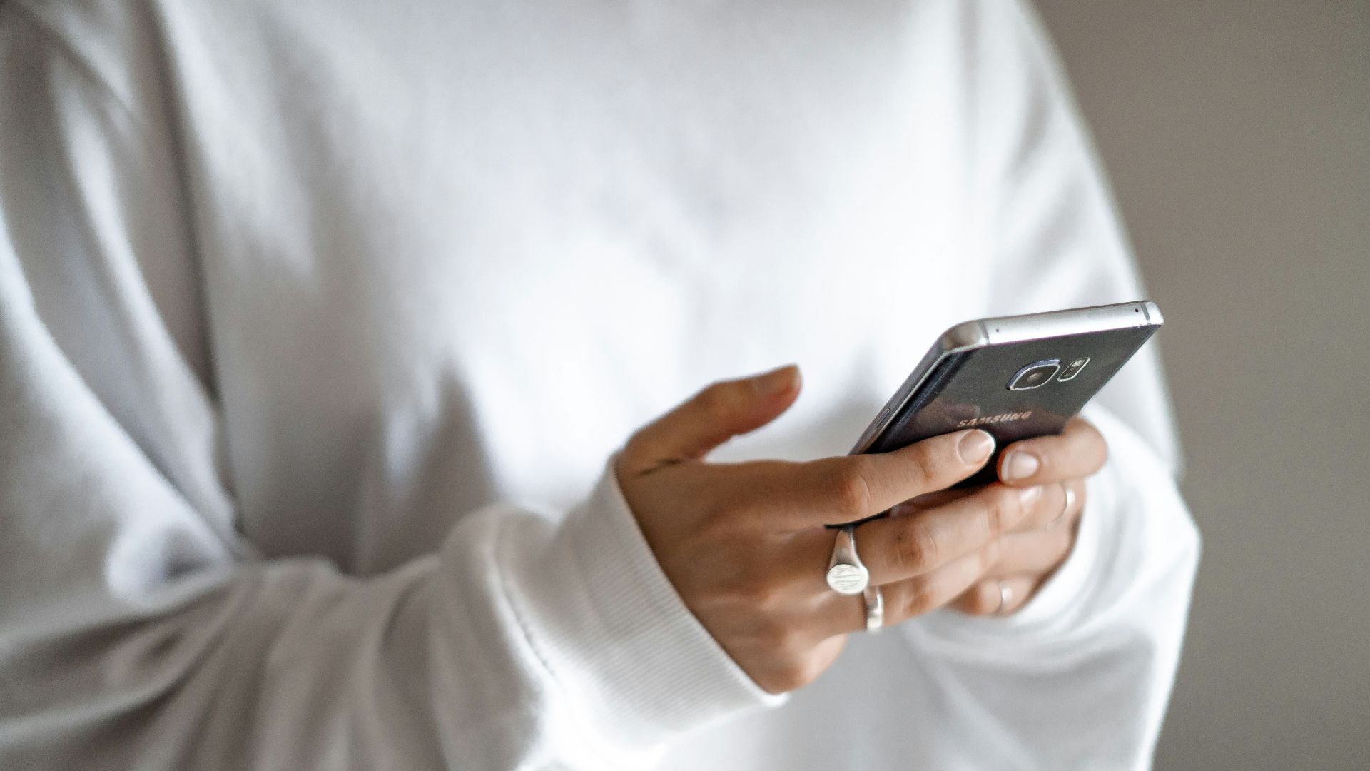 9. Elle trouve une raison pour vous envoyer un SMS en premier
