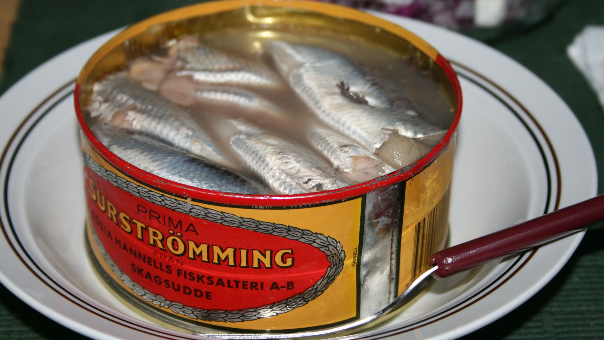 1. Surströmming (hareng fermenté de la Baltique)