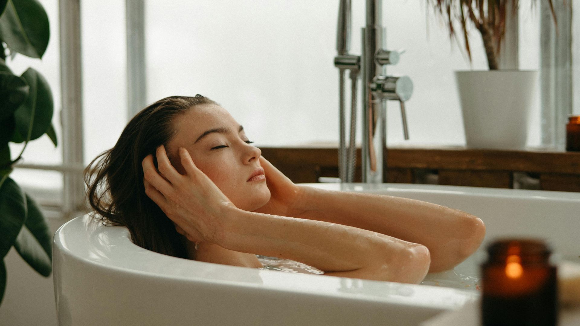 10. Adonnez-vous à des rituels de soins personnels, comme un bain chaud.