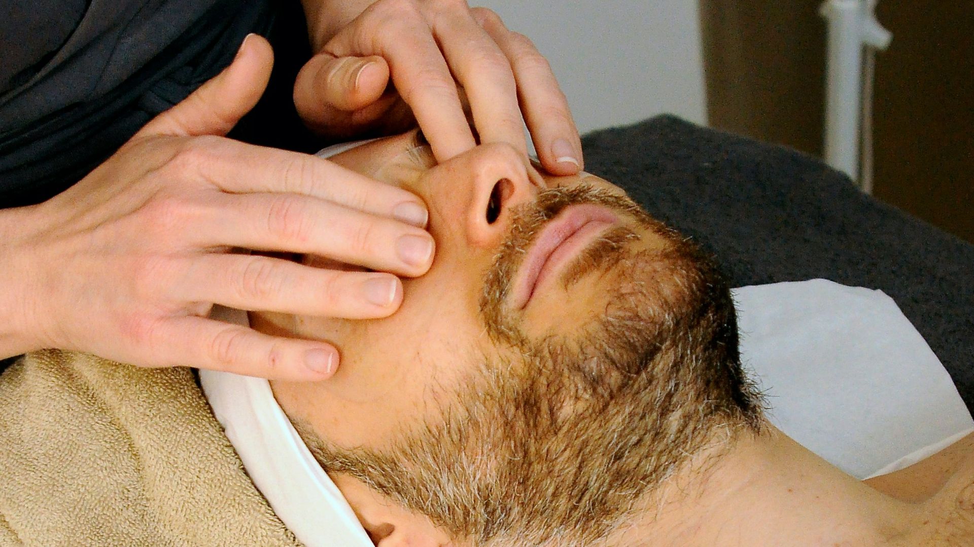1. Massage doux des paupières 