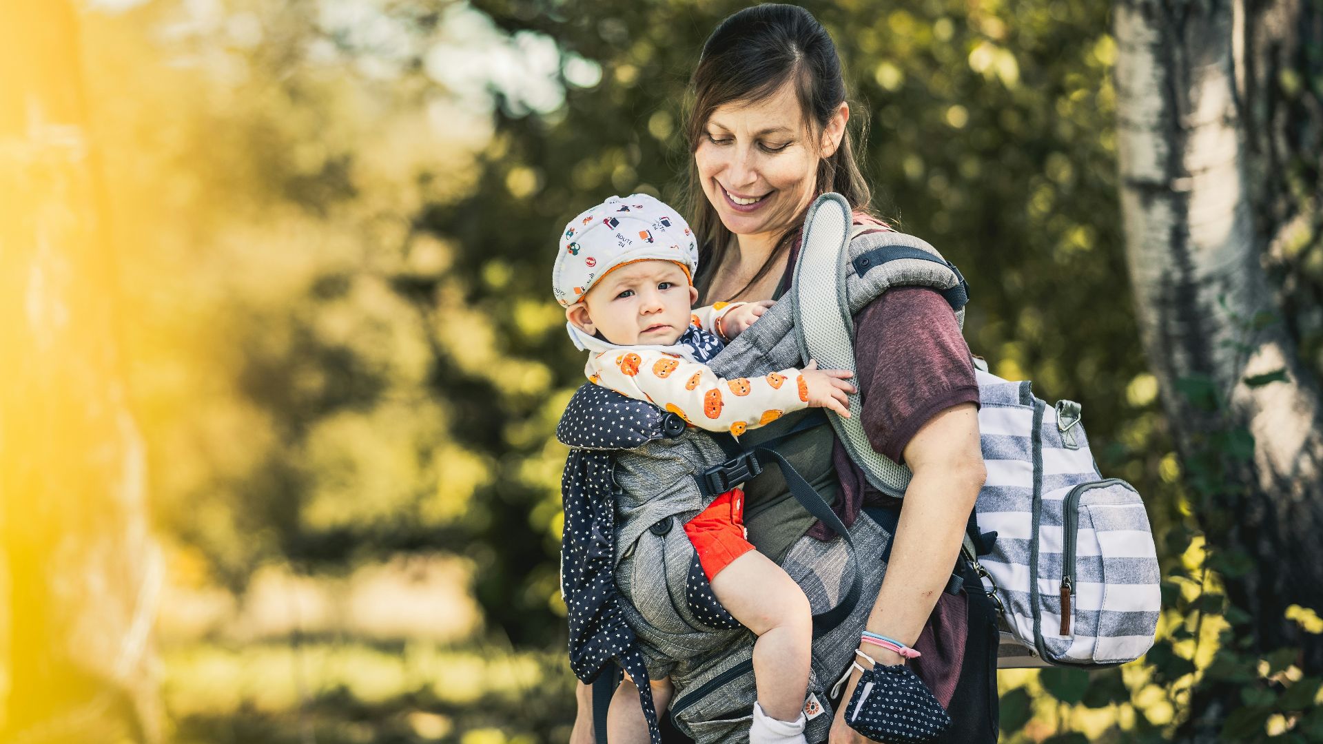 4. Utilisez un porte-bébé pour voyager les mains libres