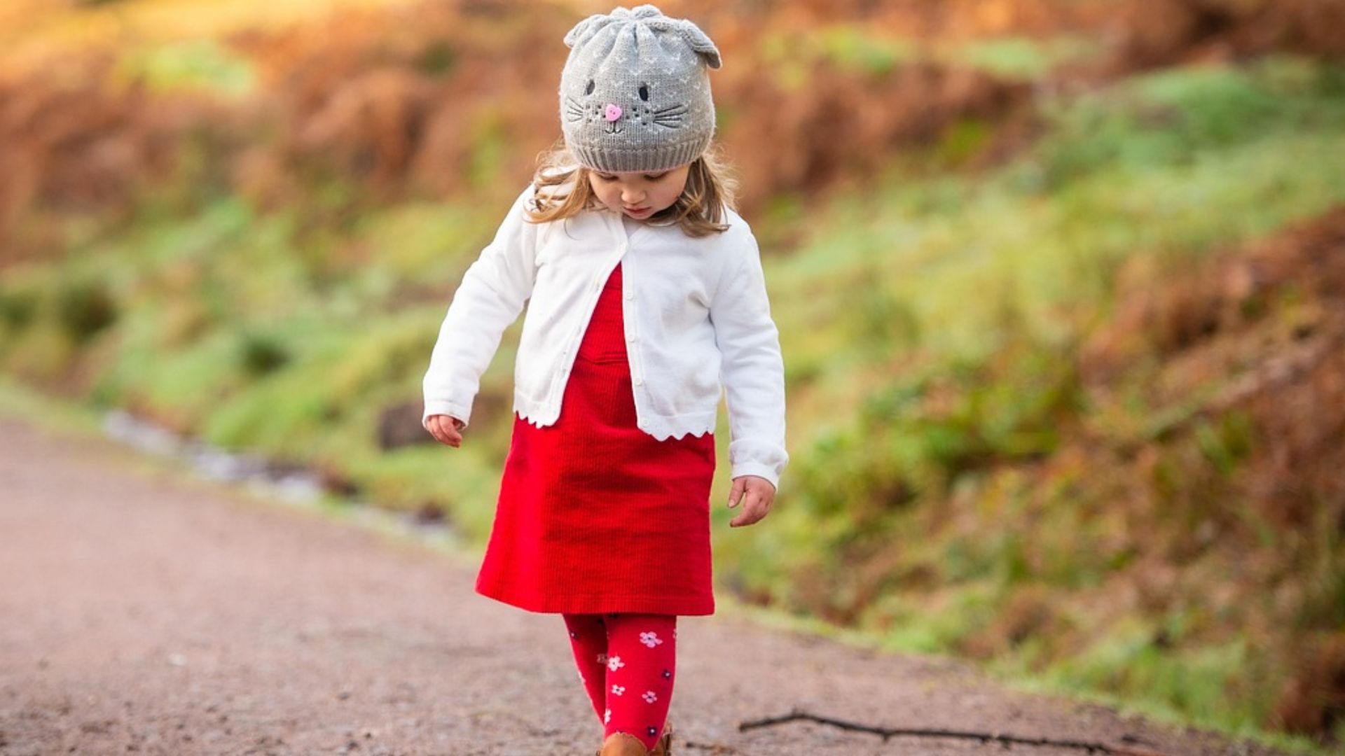 9. Habillez vos enfants avec des couleurs vives ou assorties