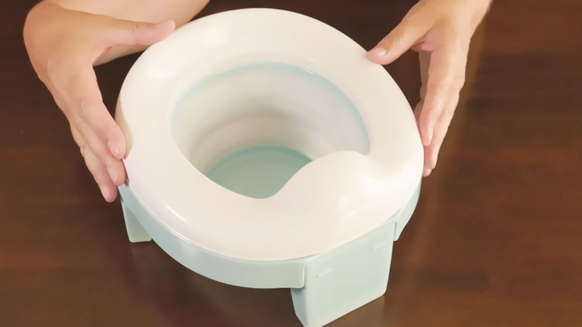 16. Utilisez un siège de toilettes pliable pour voyage