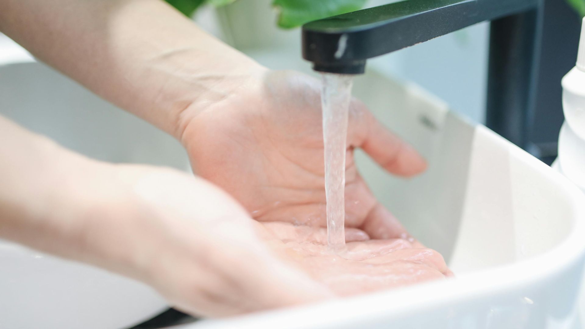 2. De l'eau froide sur vos poignets