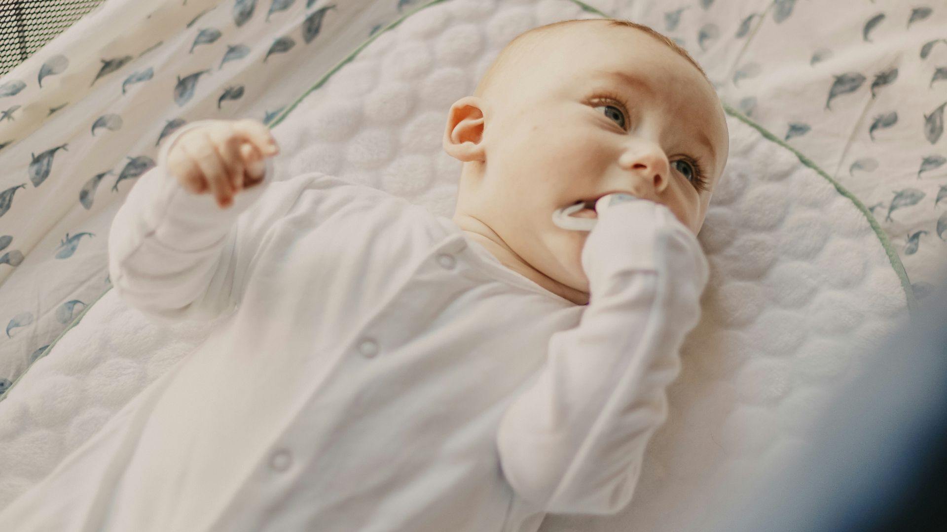 4. Tenir les bébés dans ses bras les gâte