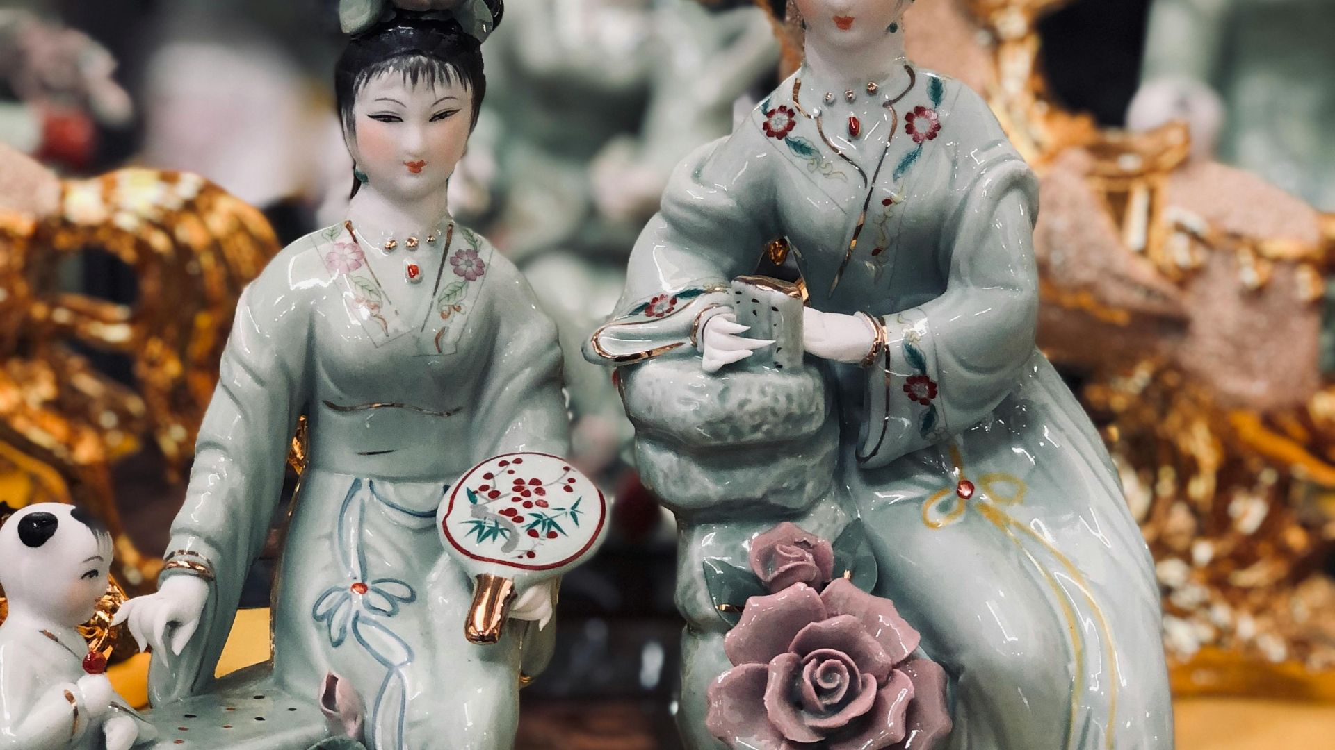 4. Recoller à plusieurs reprises des figurines en porcelaine cassées