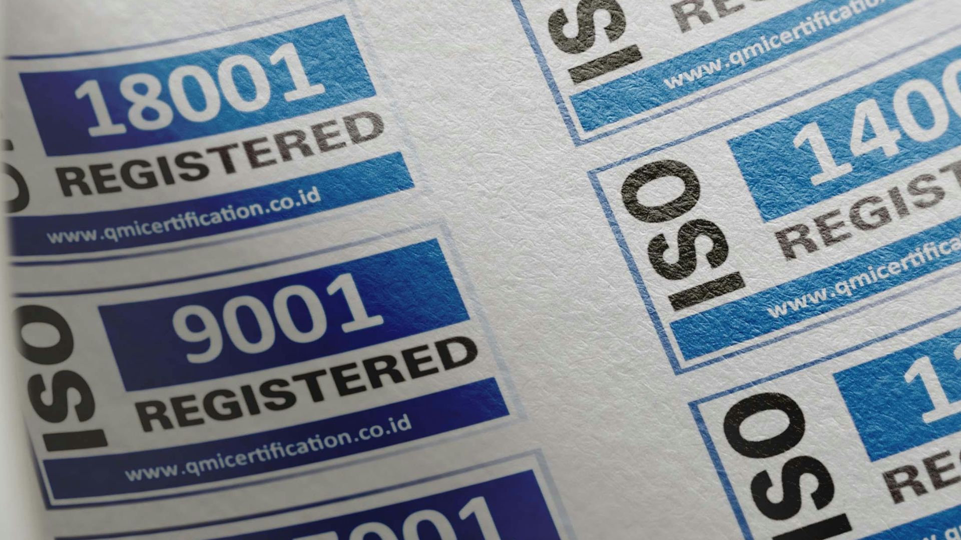 9. Découper des coupons dans les journaux