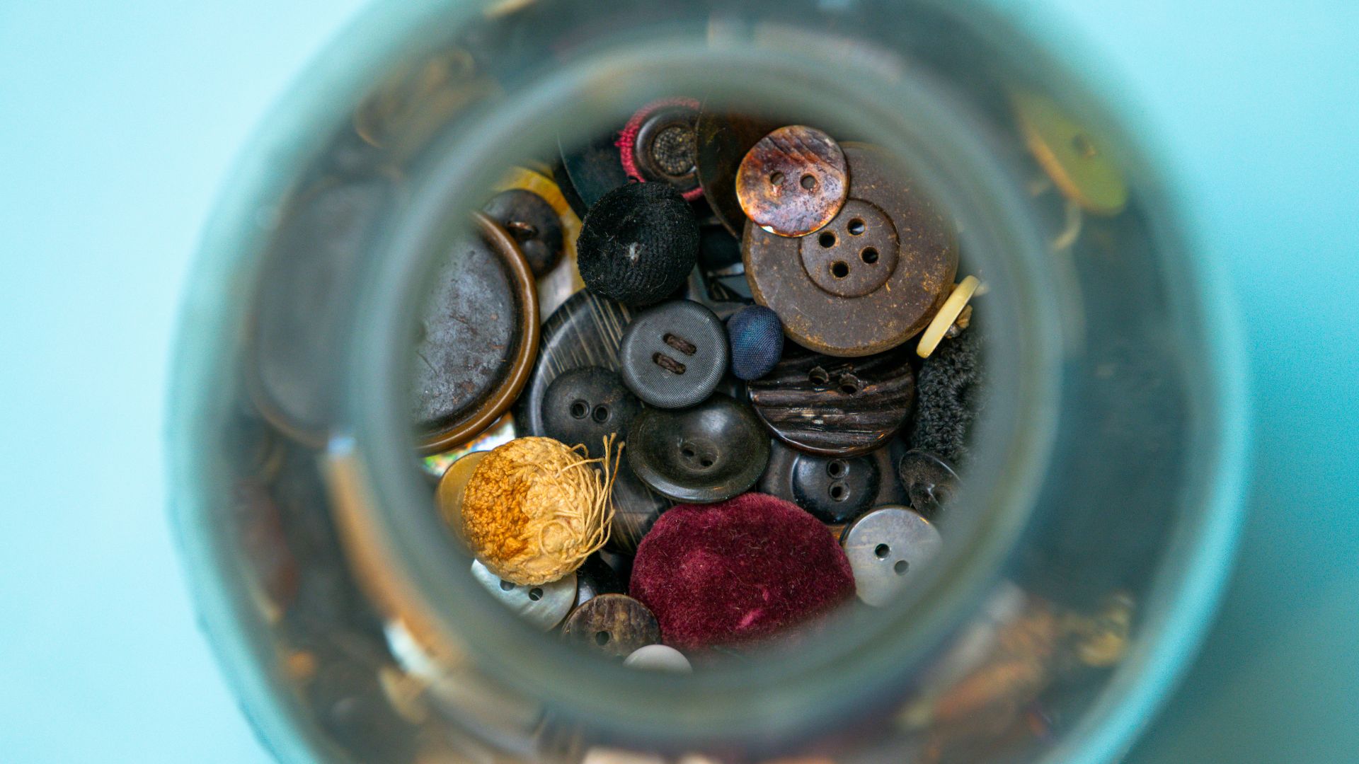 10. Organiser les boutons par couleur dans des bocaux