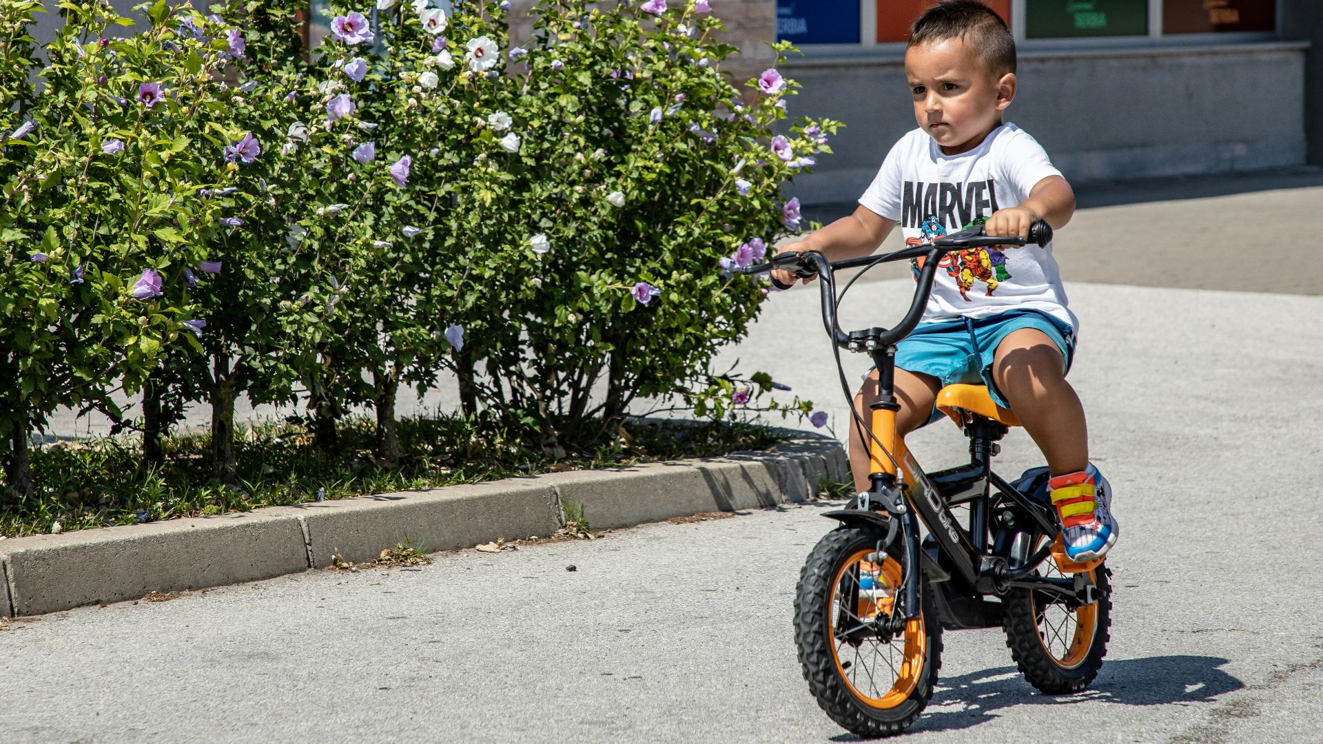 8. Faire du vélo dans le quartier