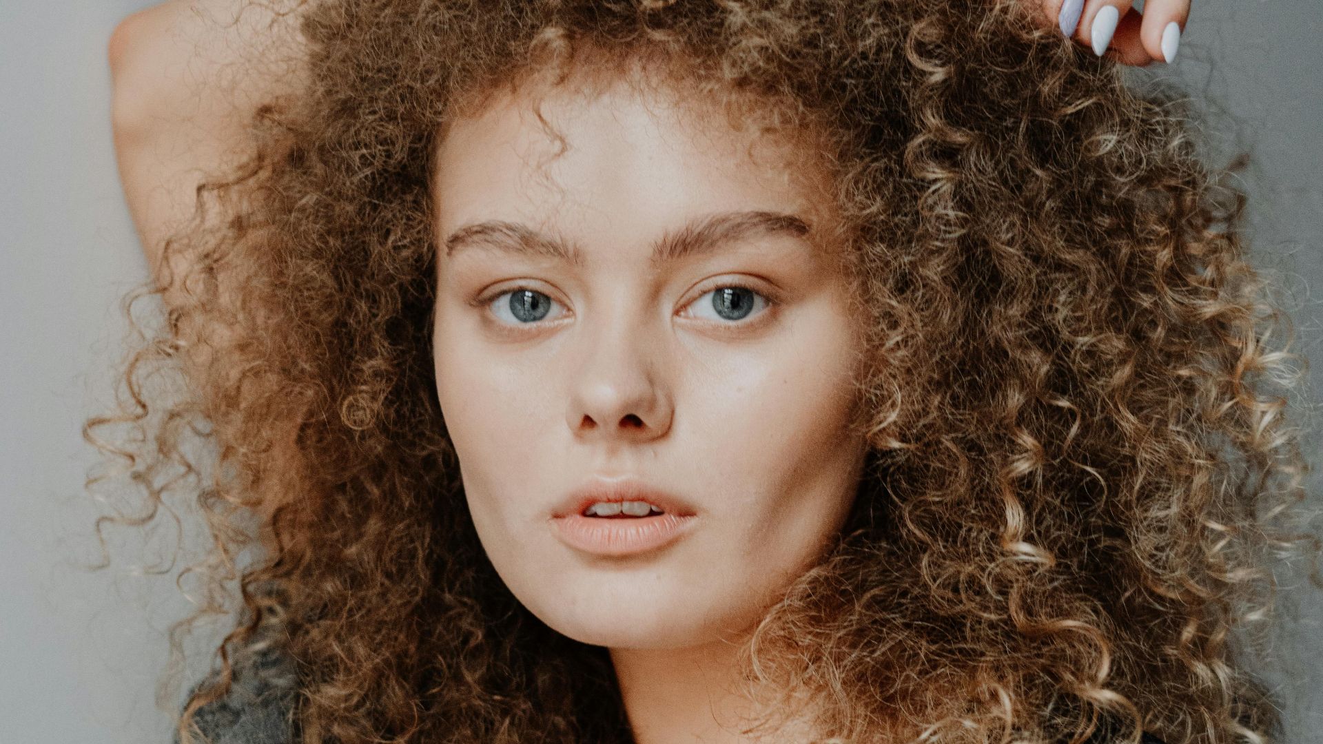 2. Le visage semble plus défini