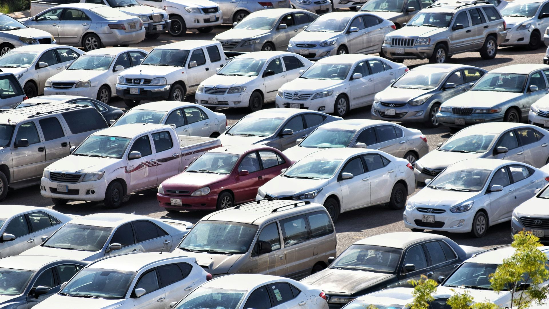 12. Les voitures bruyantes qui tournent au ralenti sans raison
