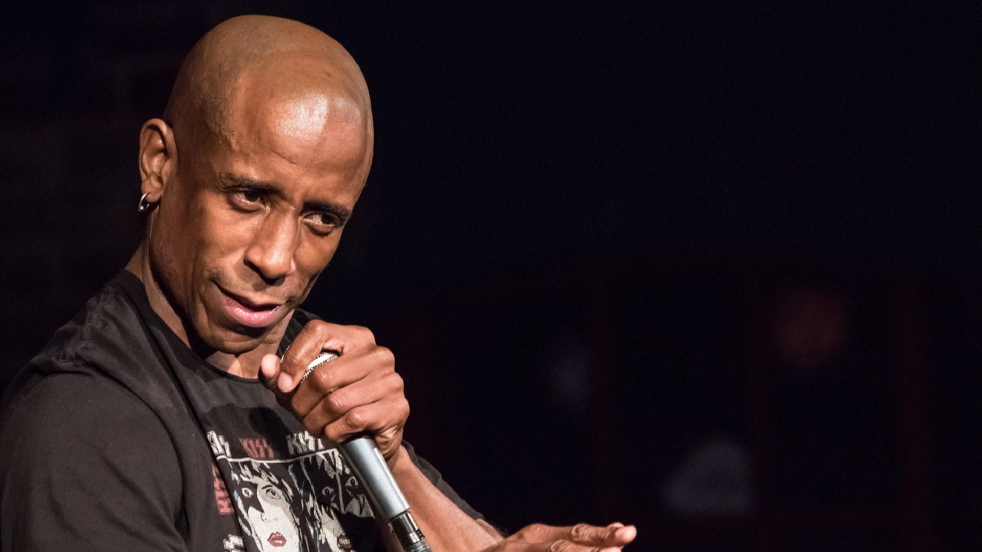 7. Essayez le stand-up ou une soirée micro ouvert