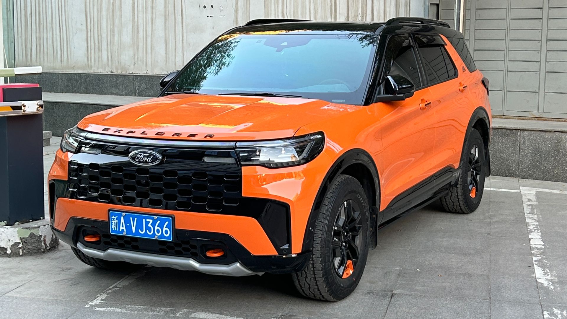 8. Pneus Firestone sur les Ford Explorer