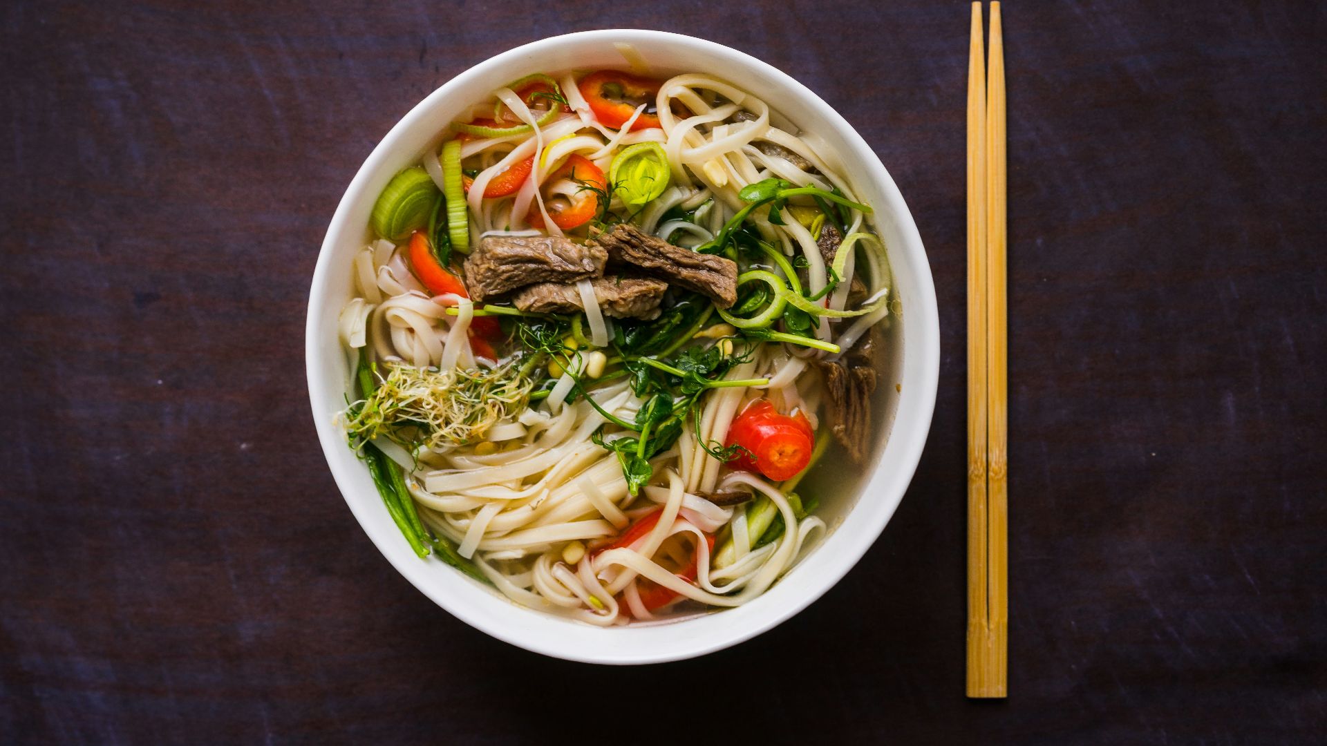 8. Préparez des bols de nouilles à base de bouillon