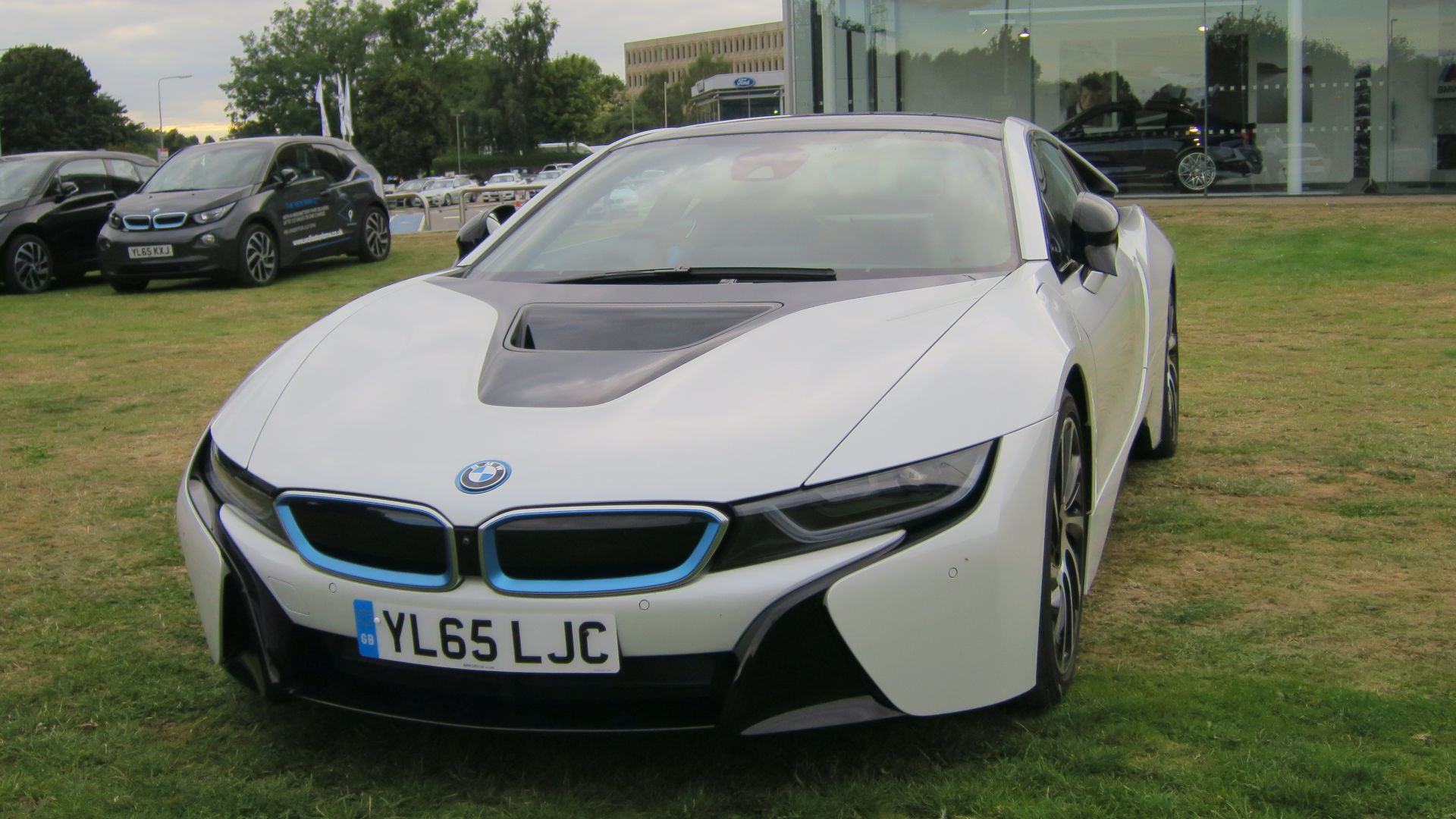 2. BMW i8
