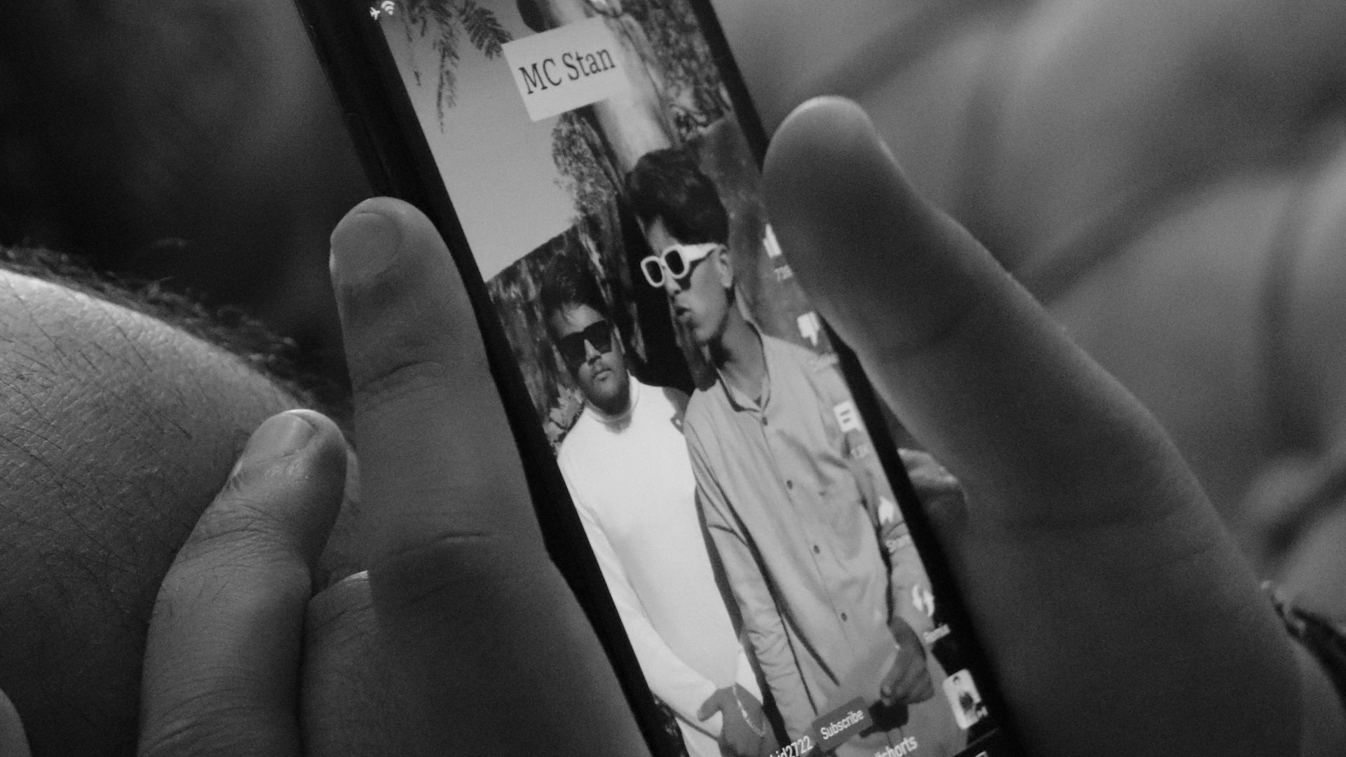 3. Répète des récits empreints de préjugés