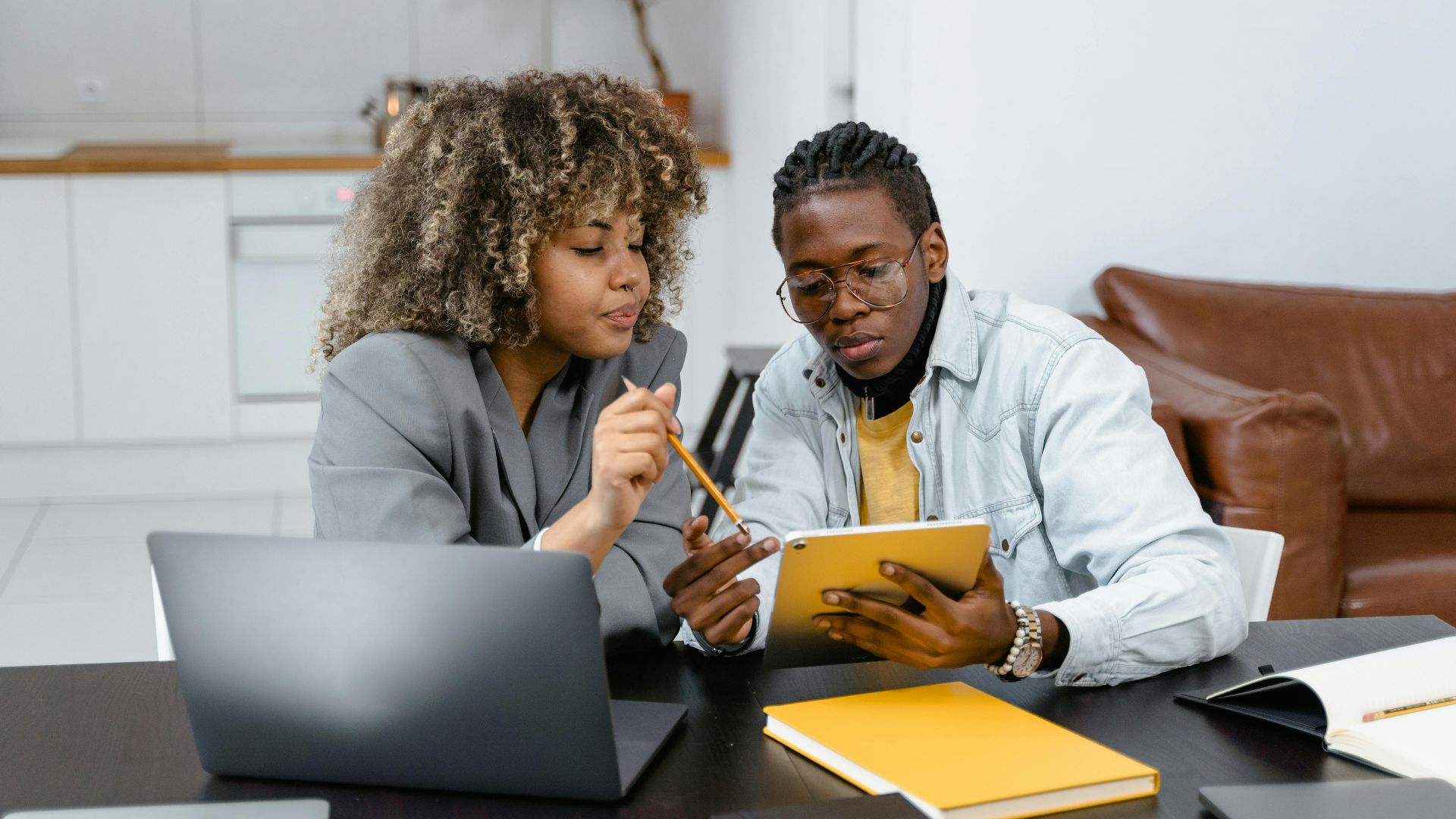 4. Simplifie des histoires complexes