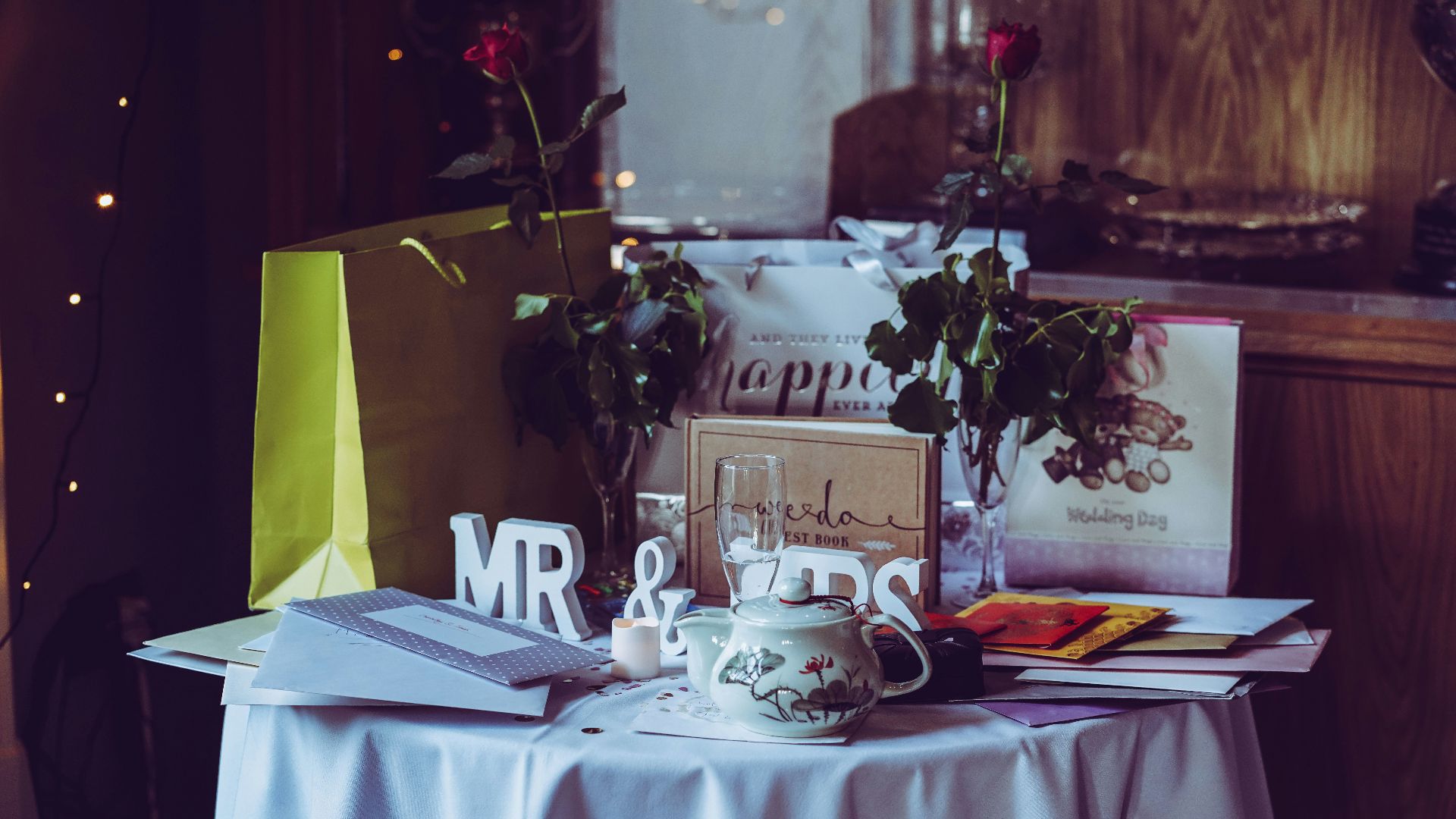 17. Tables de cadeaux surchargées
