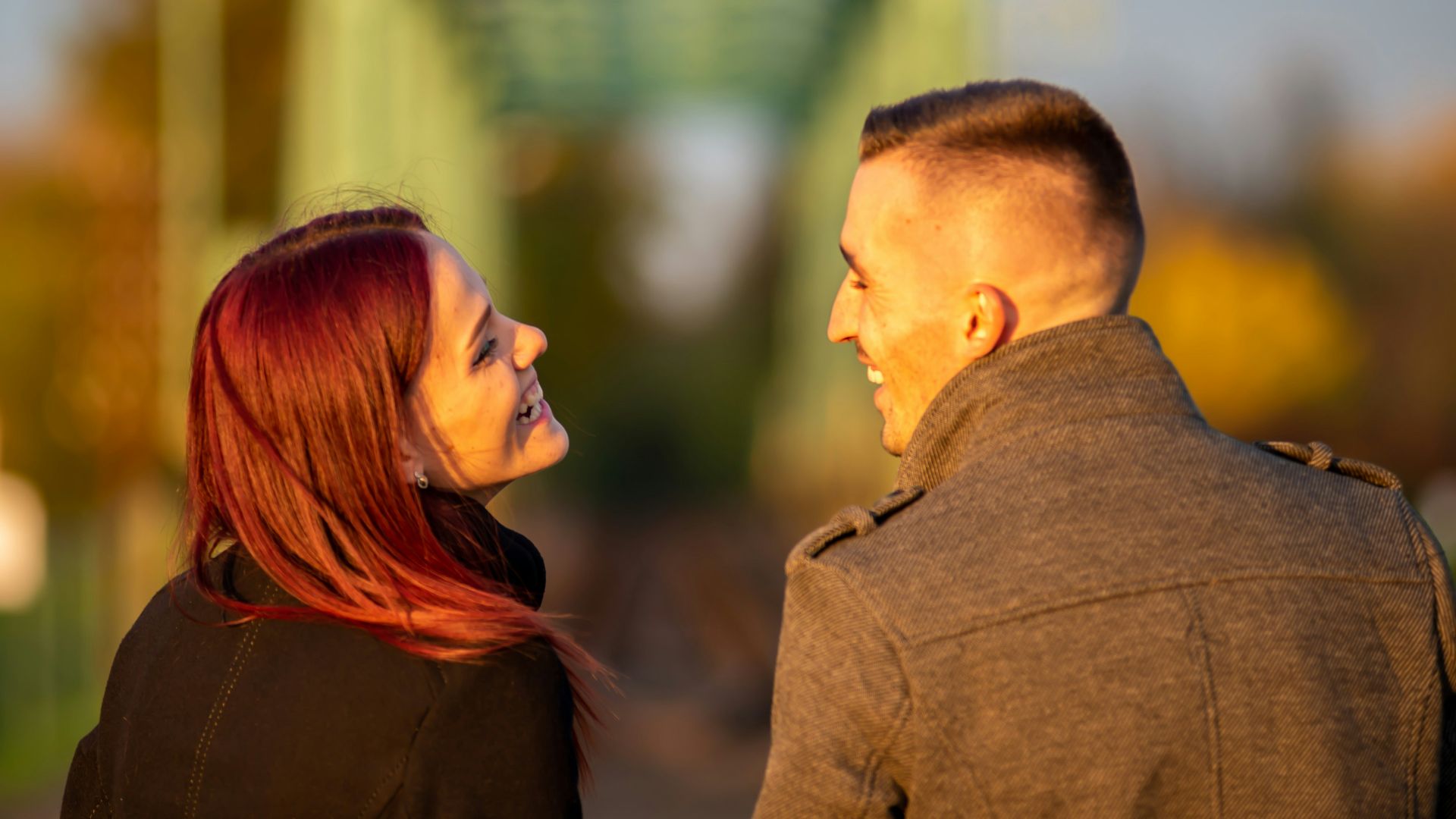 3. Il vous présente à des personnes importantes