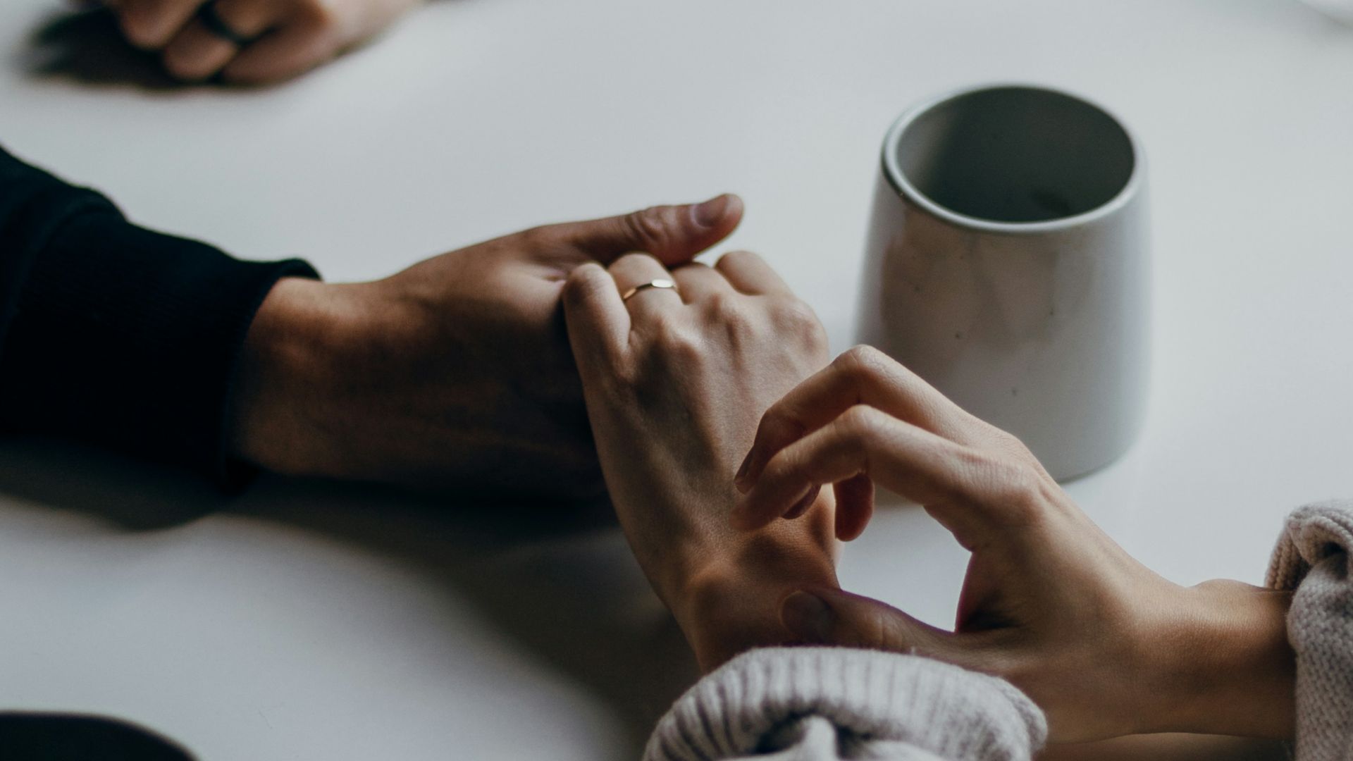 6. Il est présent dans les moments difficiles
