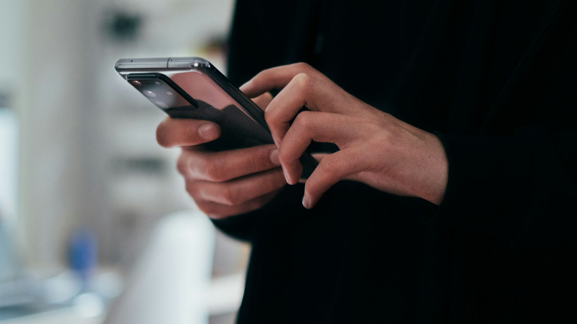1. Il n'est pas cohérent dans ses prises de contact