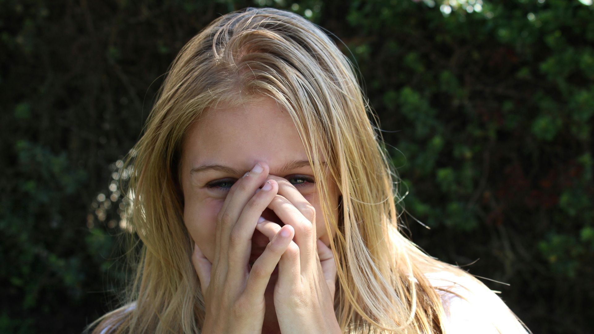 5. Elle rit facilement