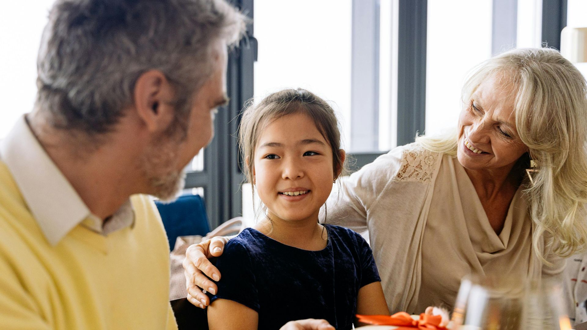 1. Un enfant a été désigné comme interprète de la famille