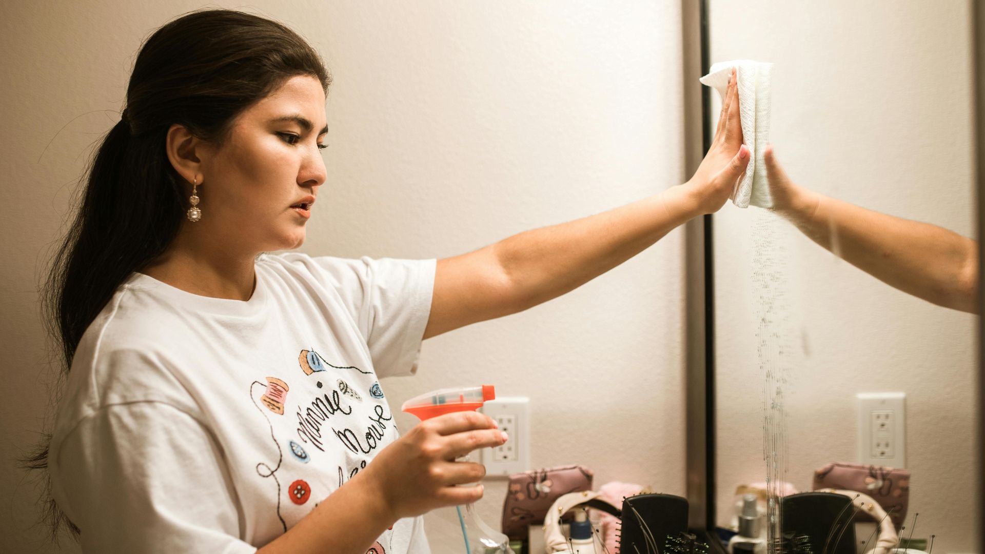 13. Elle commence à « aider » d'une manière très spécifique